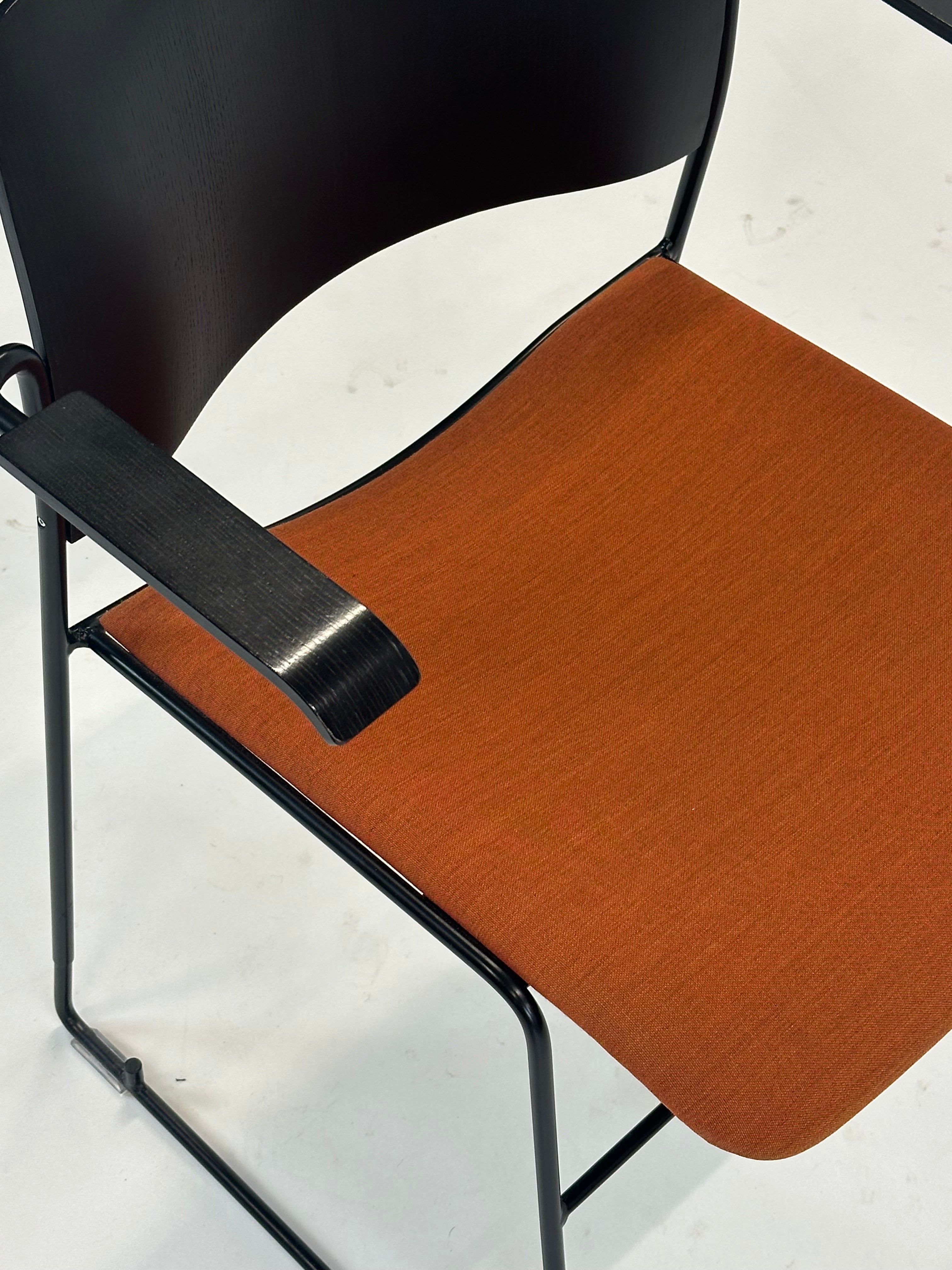 Howe | 40/4 Konferencestol (Orange/Sort)