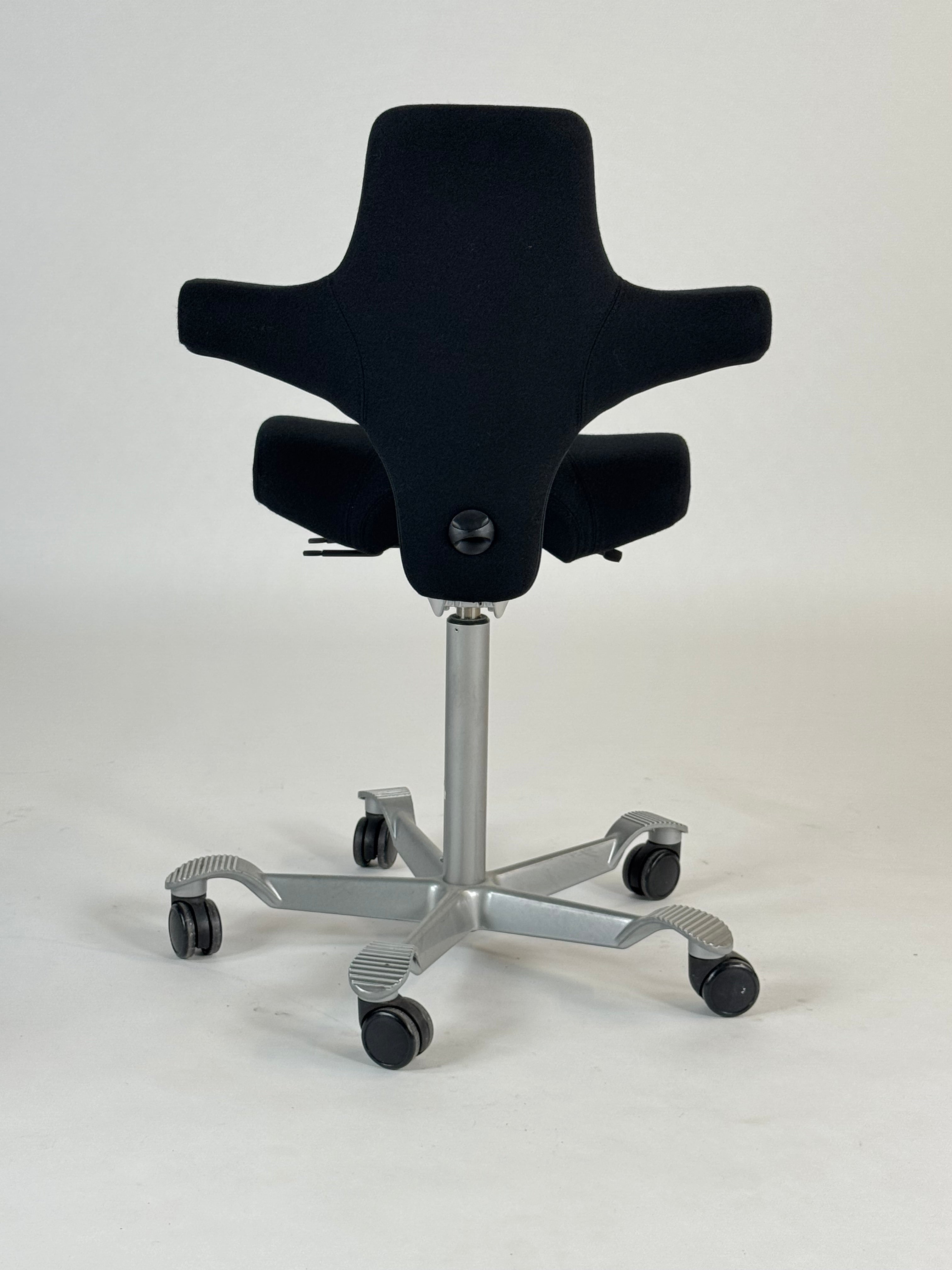 HÅG Capisco 8106 - 265 mm gaslift - Nypolstret i Sort