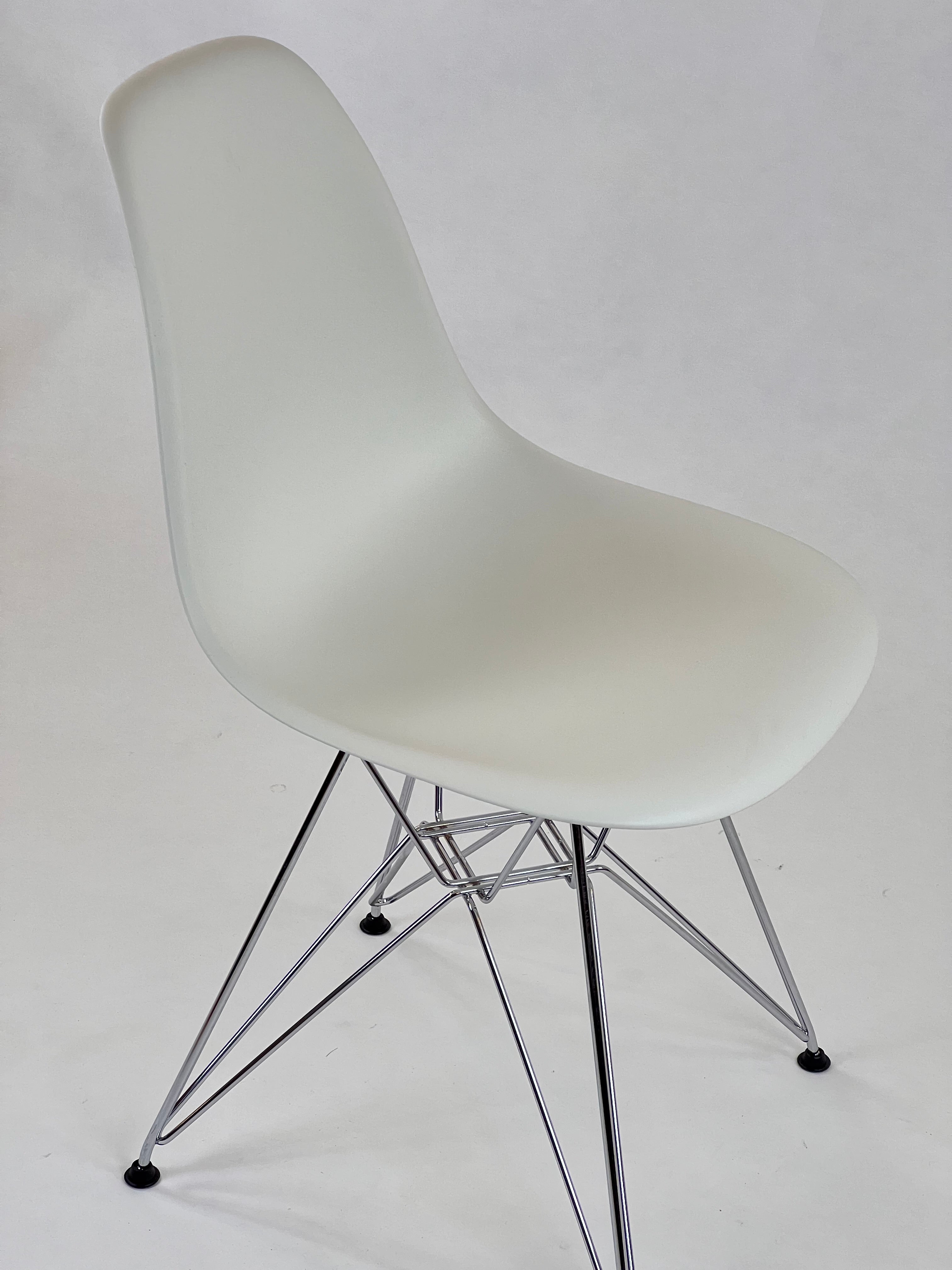 Vitra - Eames Plastic Sidechair