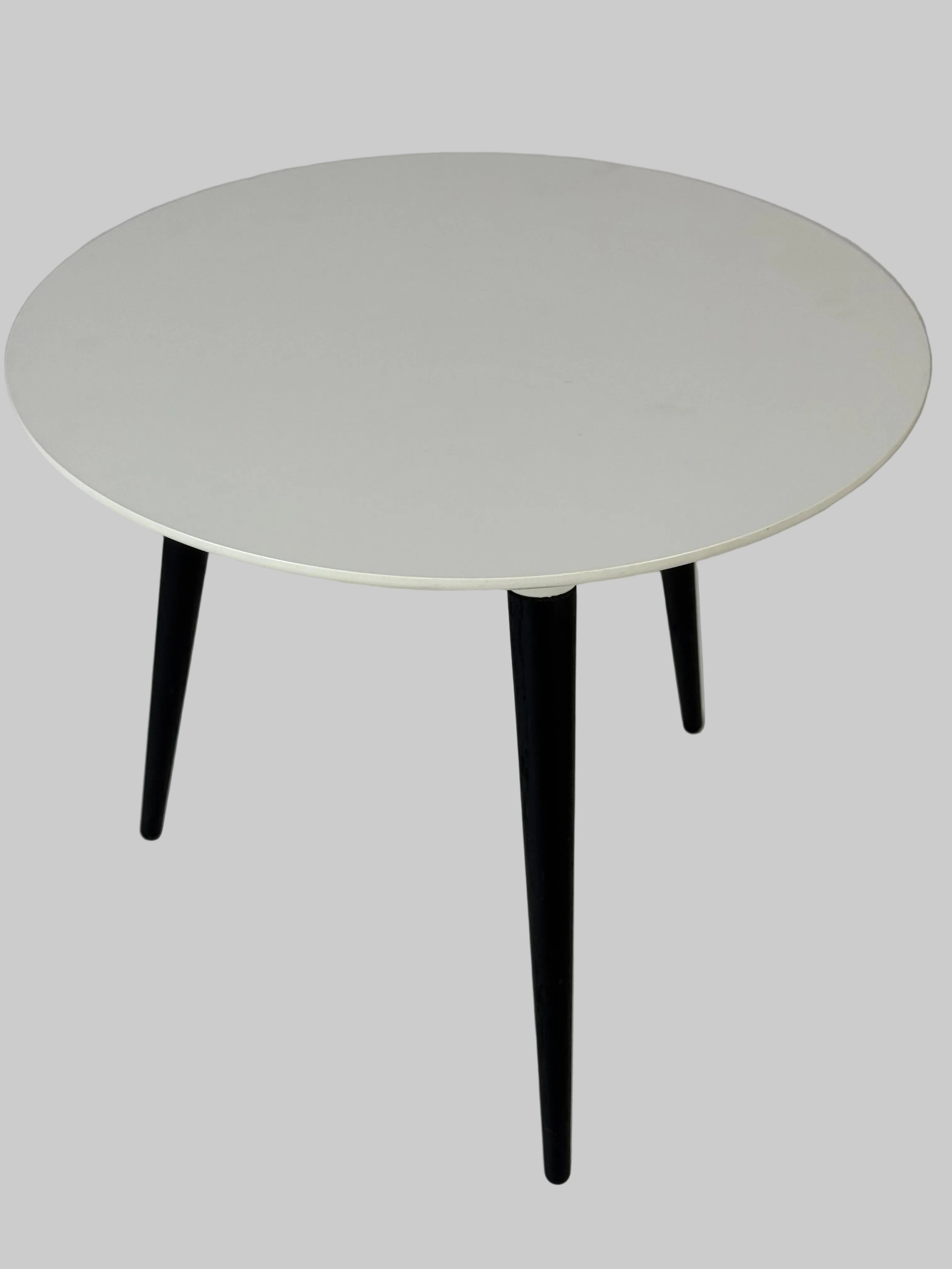 Fredericia Furniture Icicle Sofabord – Hvid/Sort Stel Ø50cm