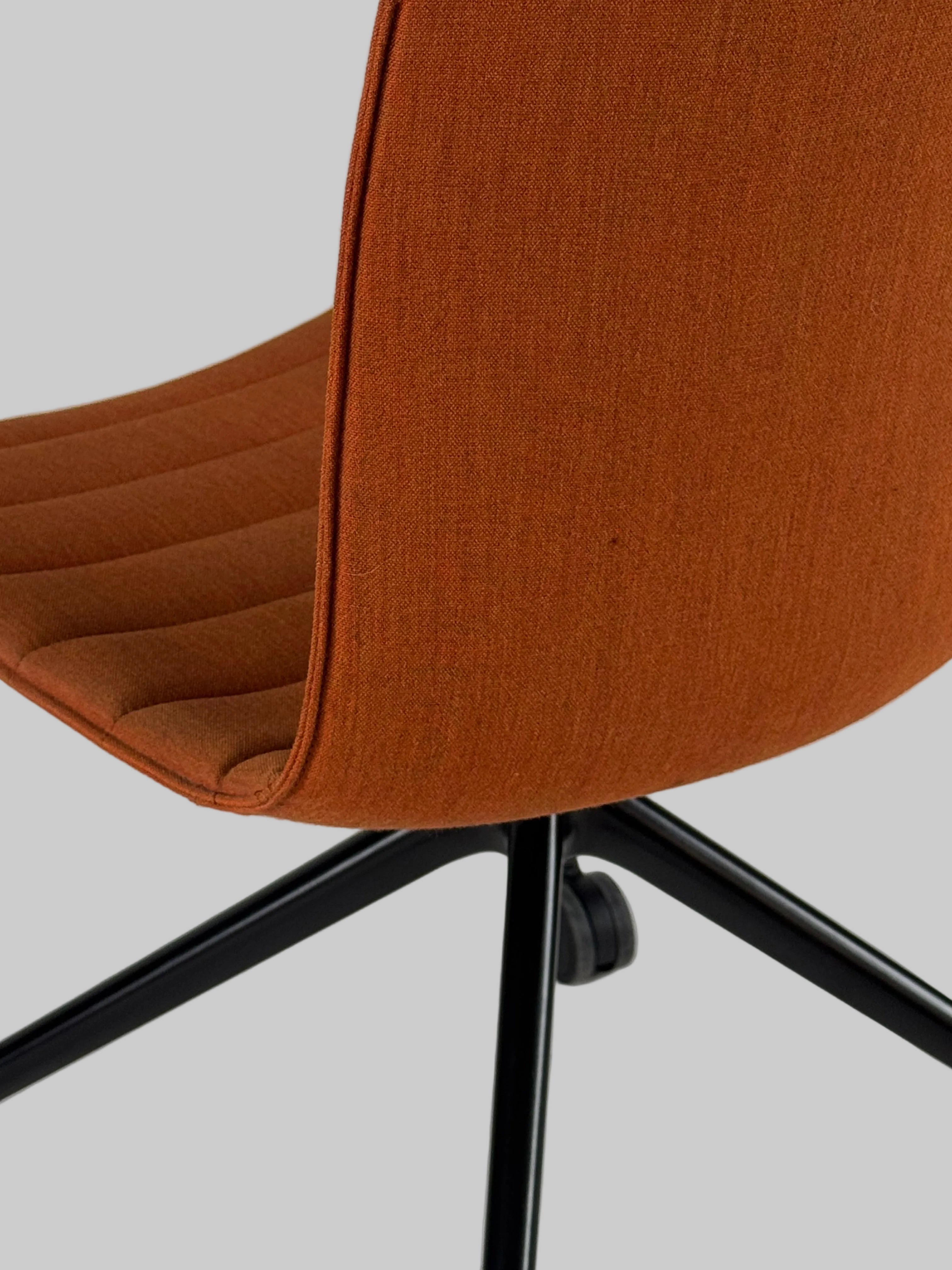 Arper Catifa 46 Stol – Orange/Sort Stel