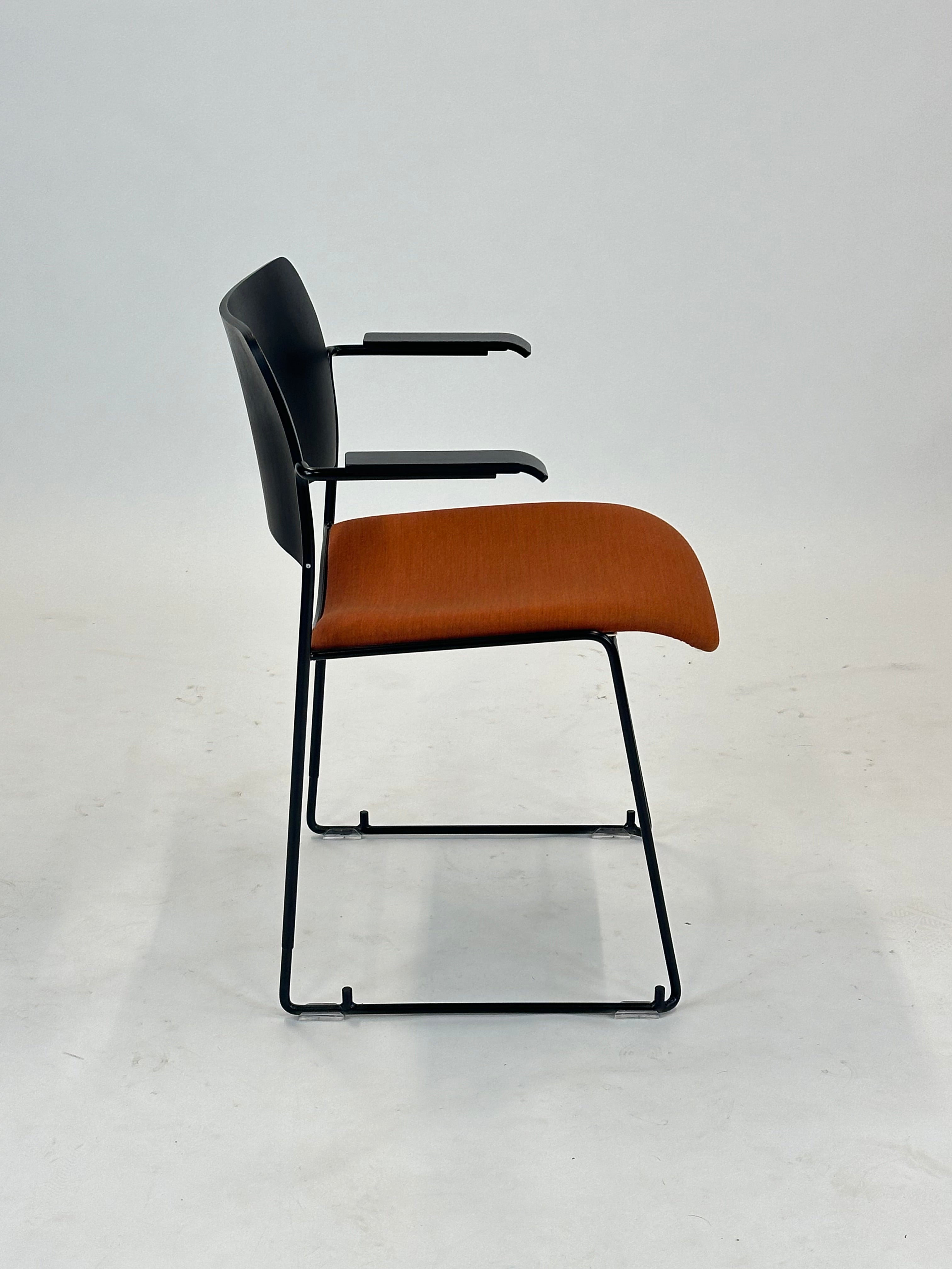 Howe | 40/4 Konferencestol (Orange/Sort)