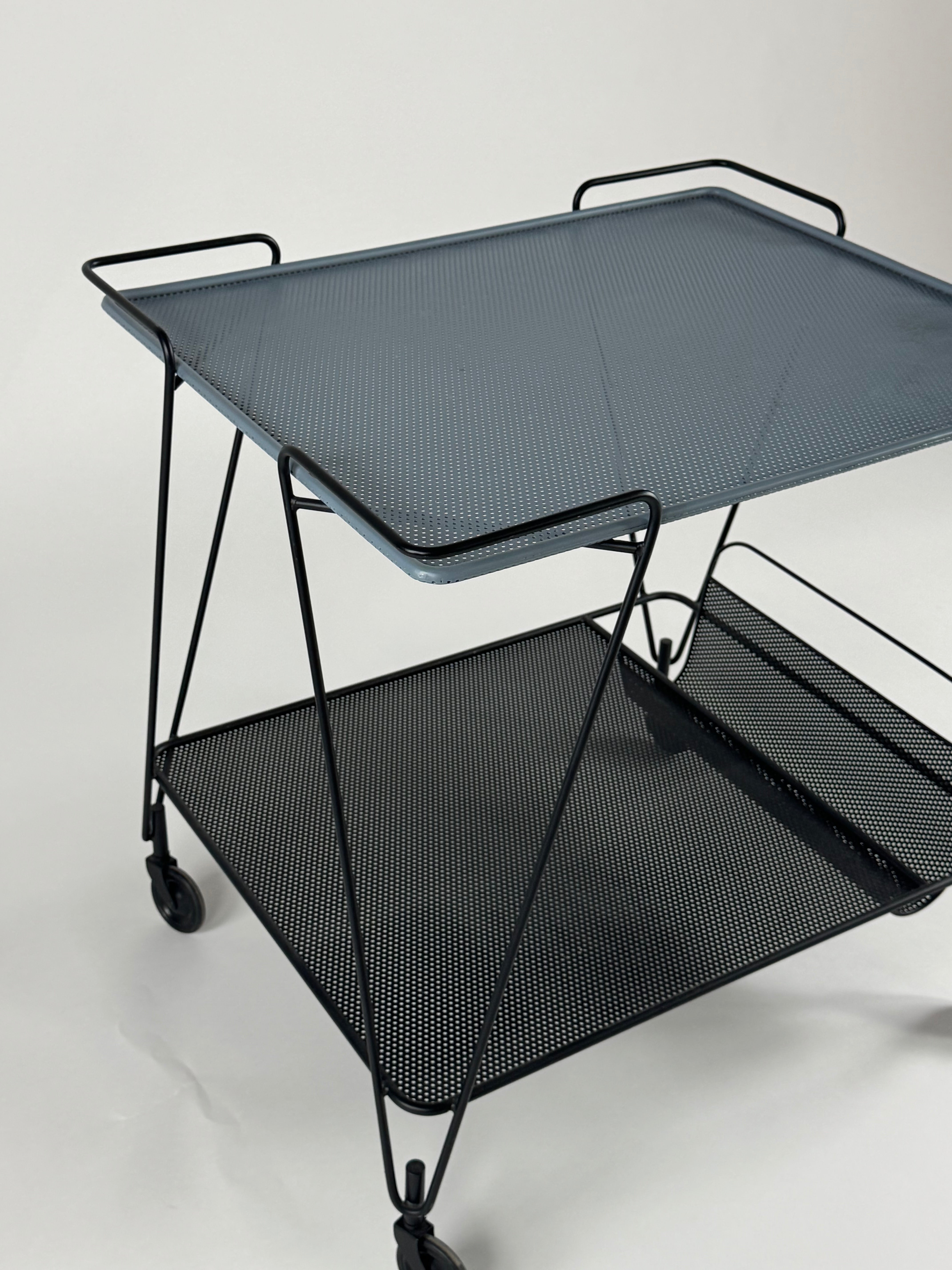 GUBI Matégot Trolley – Blå/Sort