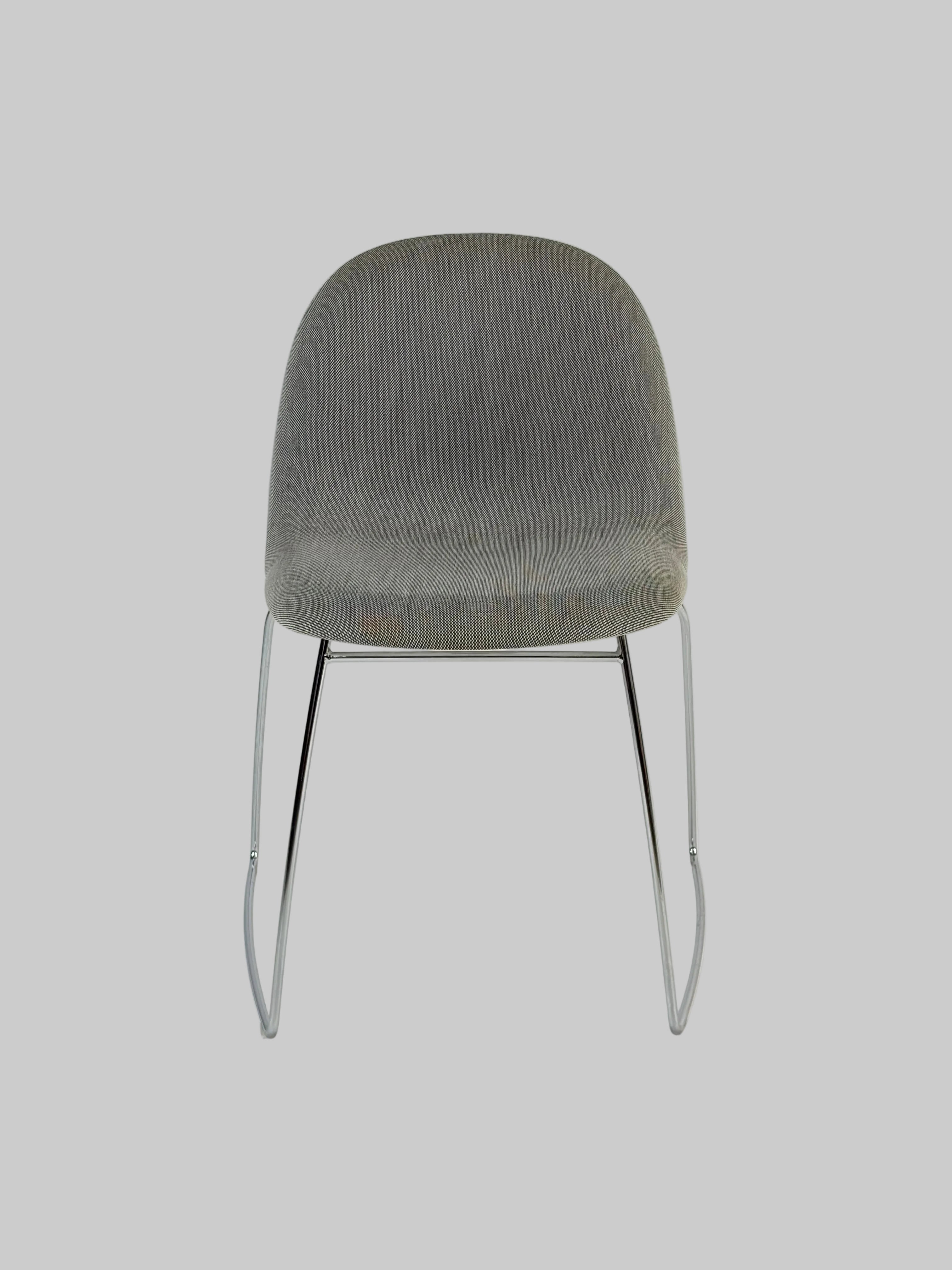 GUBI 3D Dining Stol – Grå/Hvid m. Krom Stel