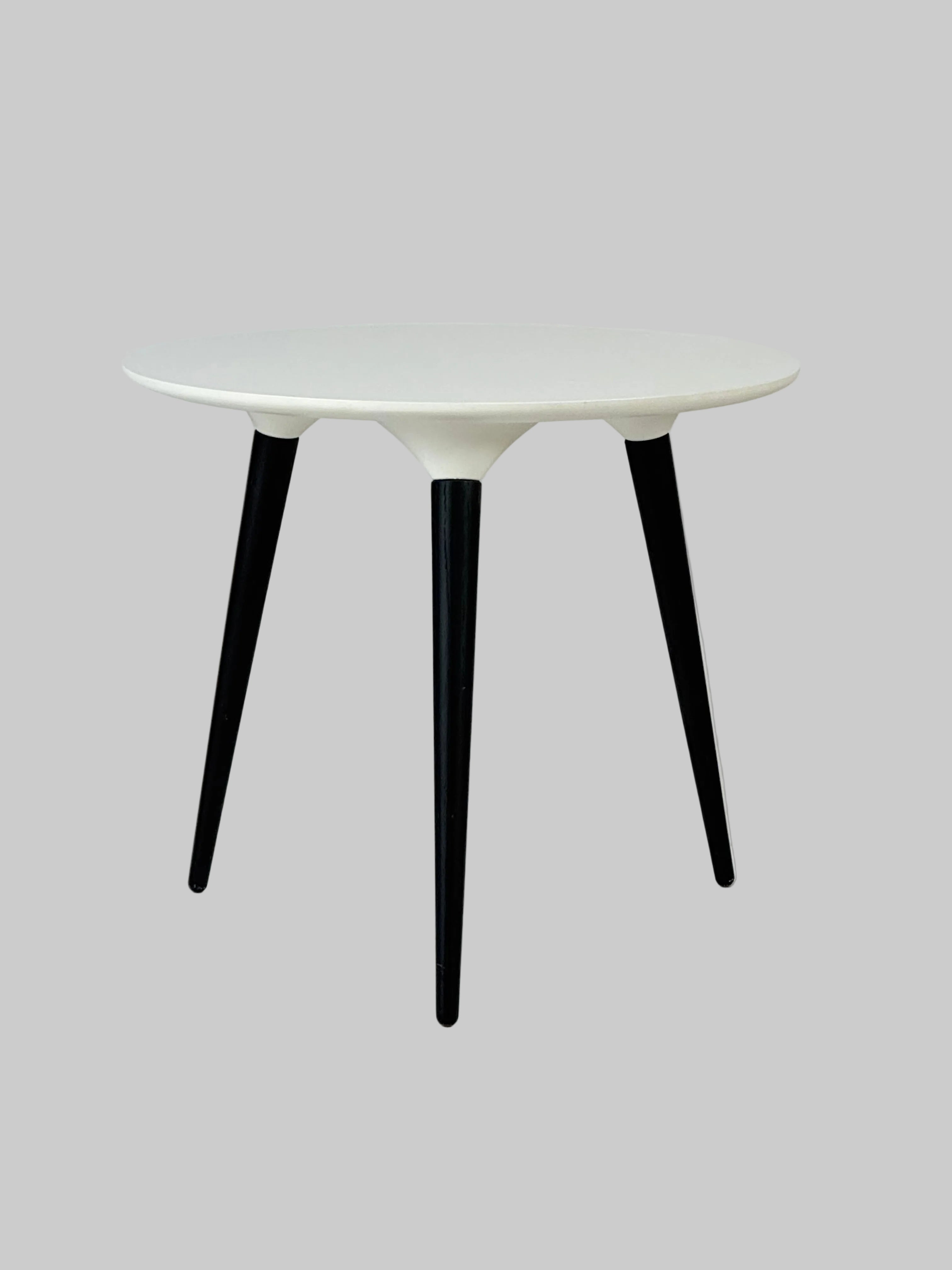 Fredericia Furniture Icicle Sofabord – Hvid/Sort Stel Ø50cm