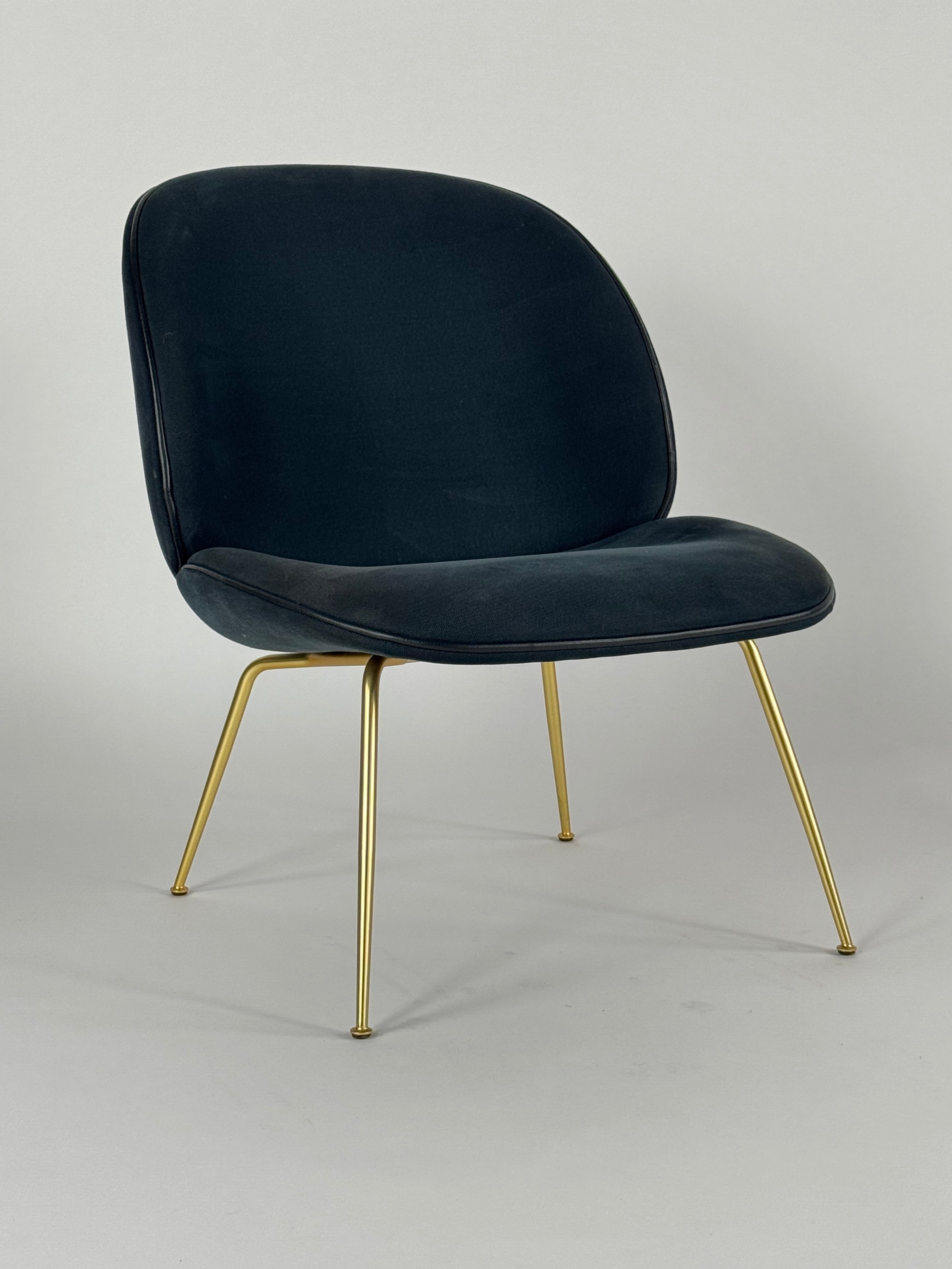 GUBI Beetle Loungestol – Sort/Messing