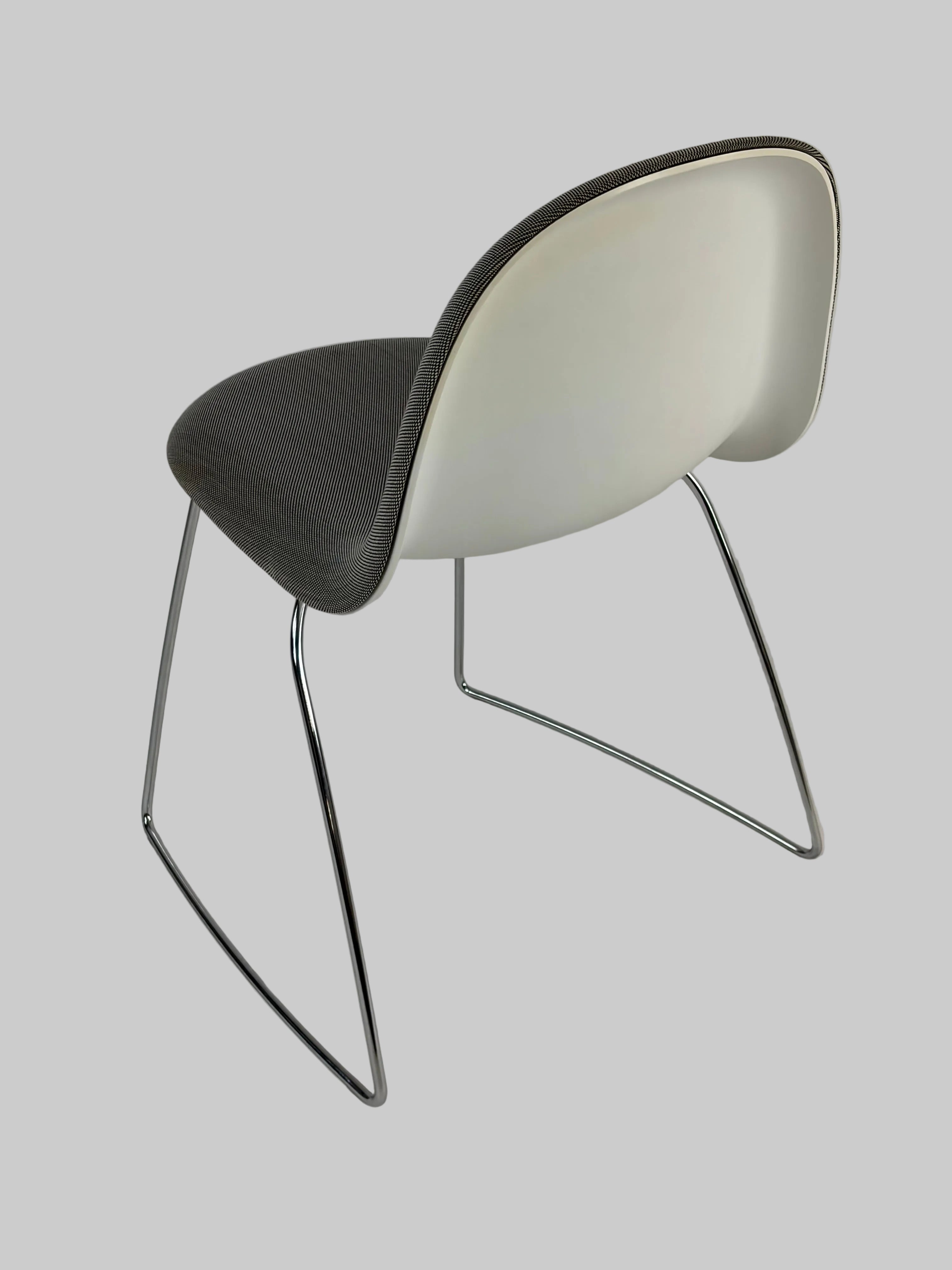 GUBI 3D Dining Stol – Grå/Hvid m. Krom Stel