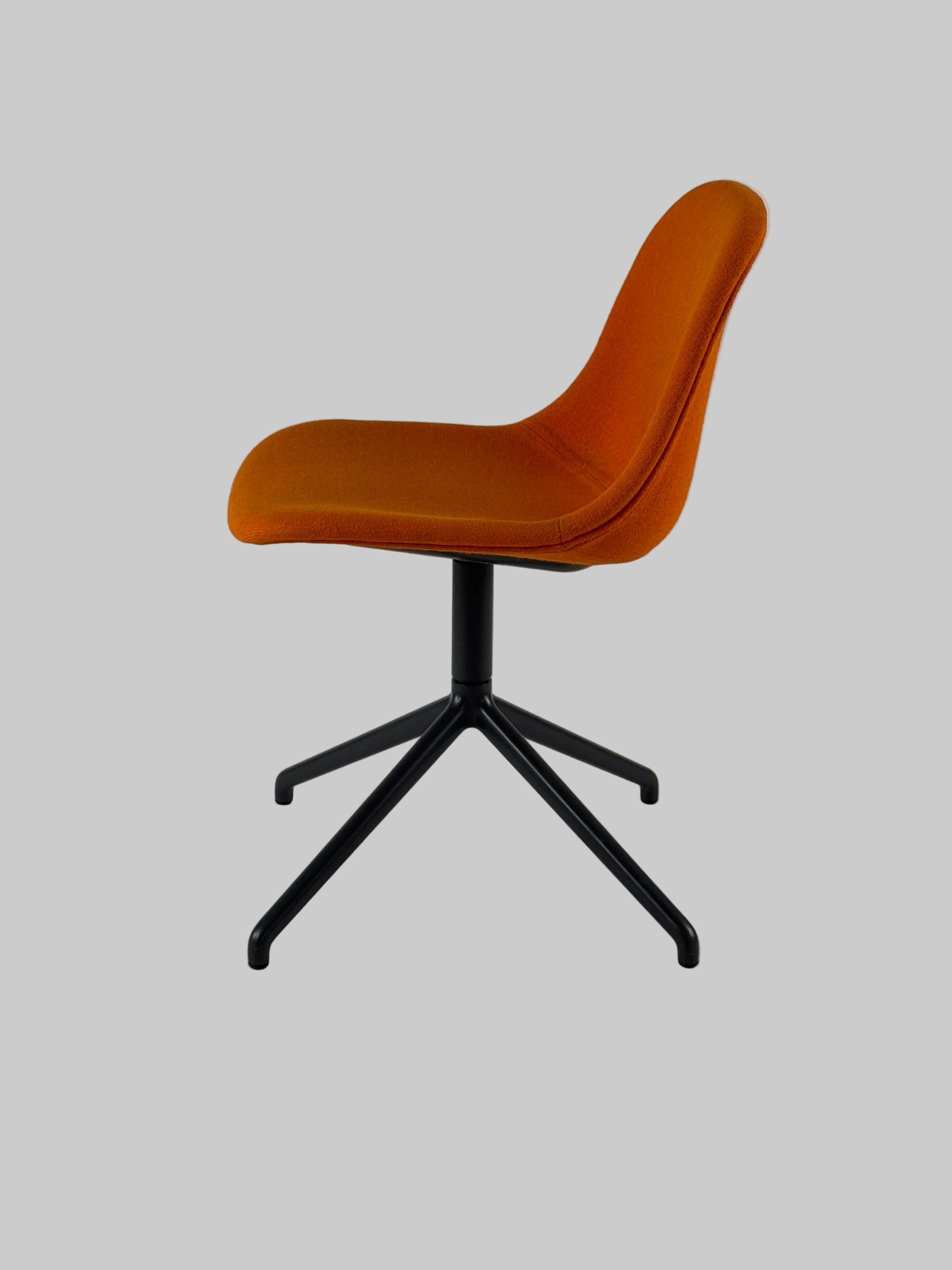 Muuto Fiber Side Stol – Orange/Antracitgrå Stel