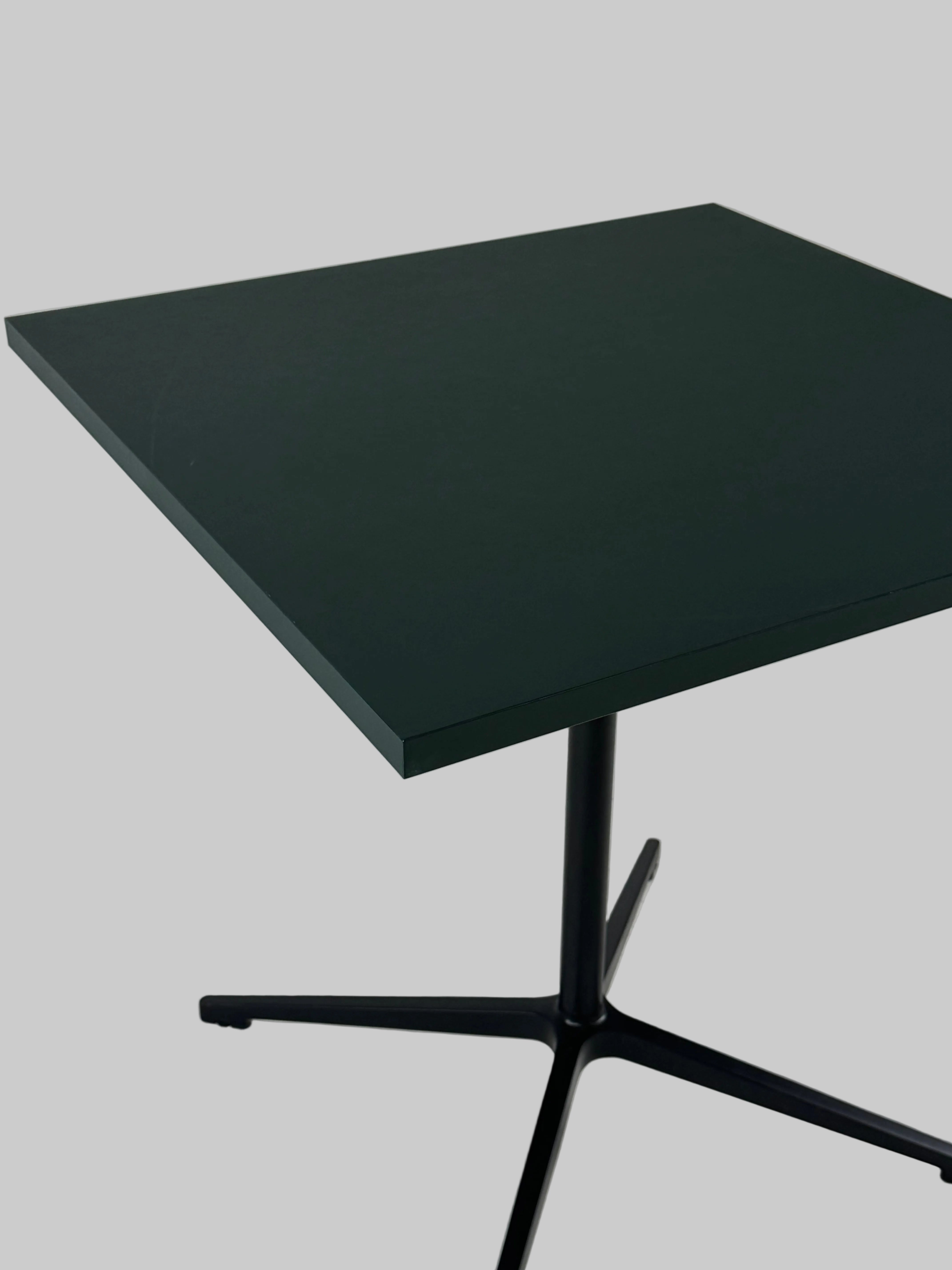 Bord – Mørkegrøn/Sort Stel 70x70cm