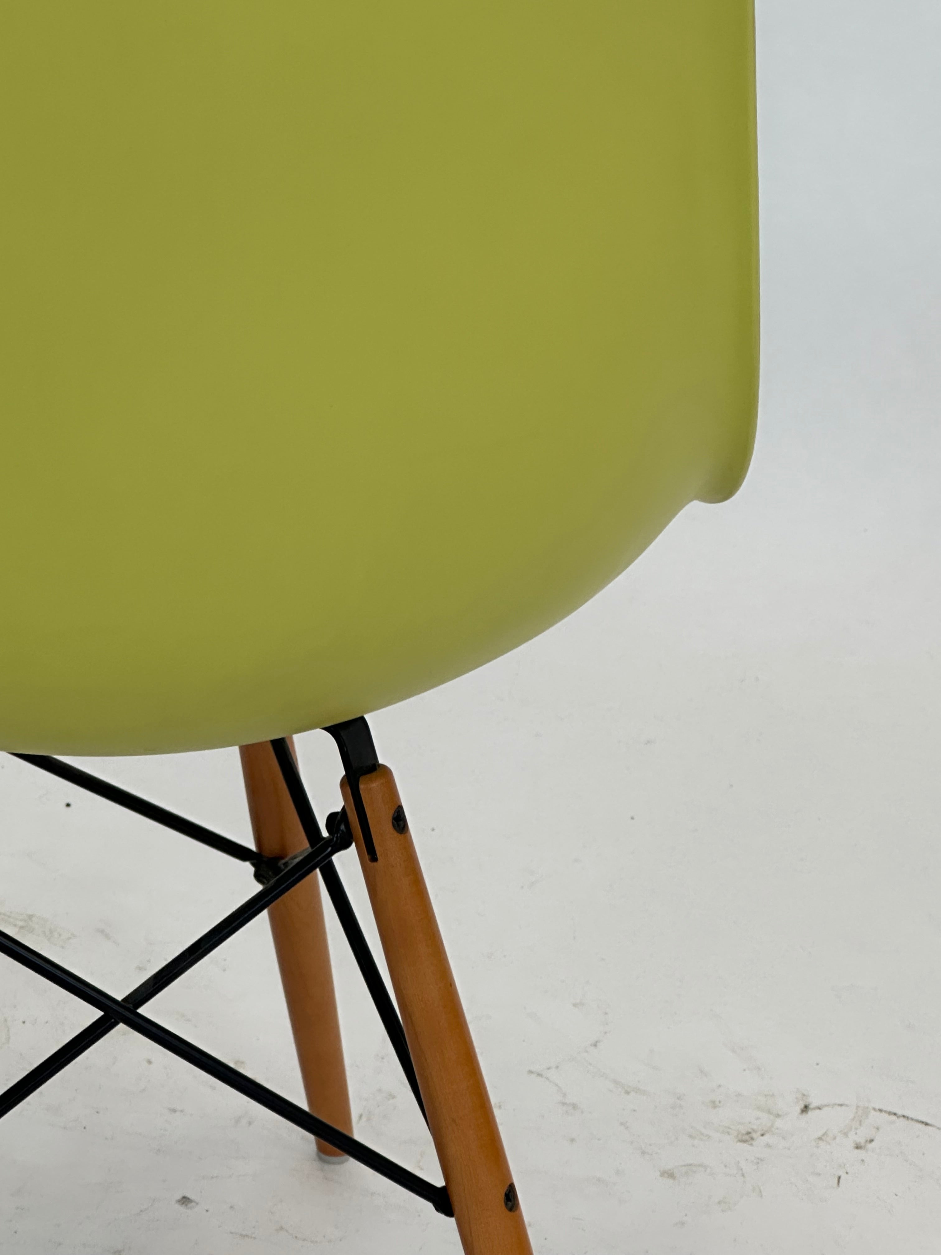 Vitra Eames DSW Stol  (Gul)