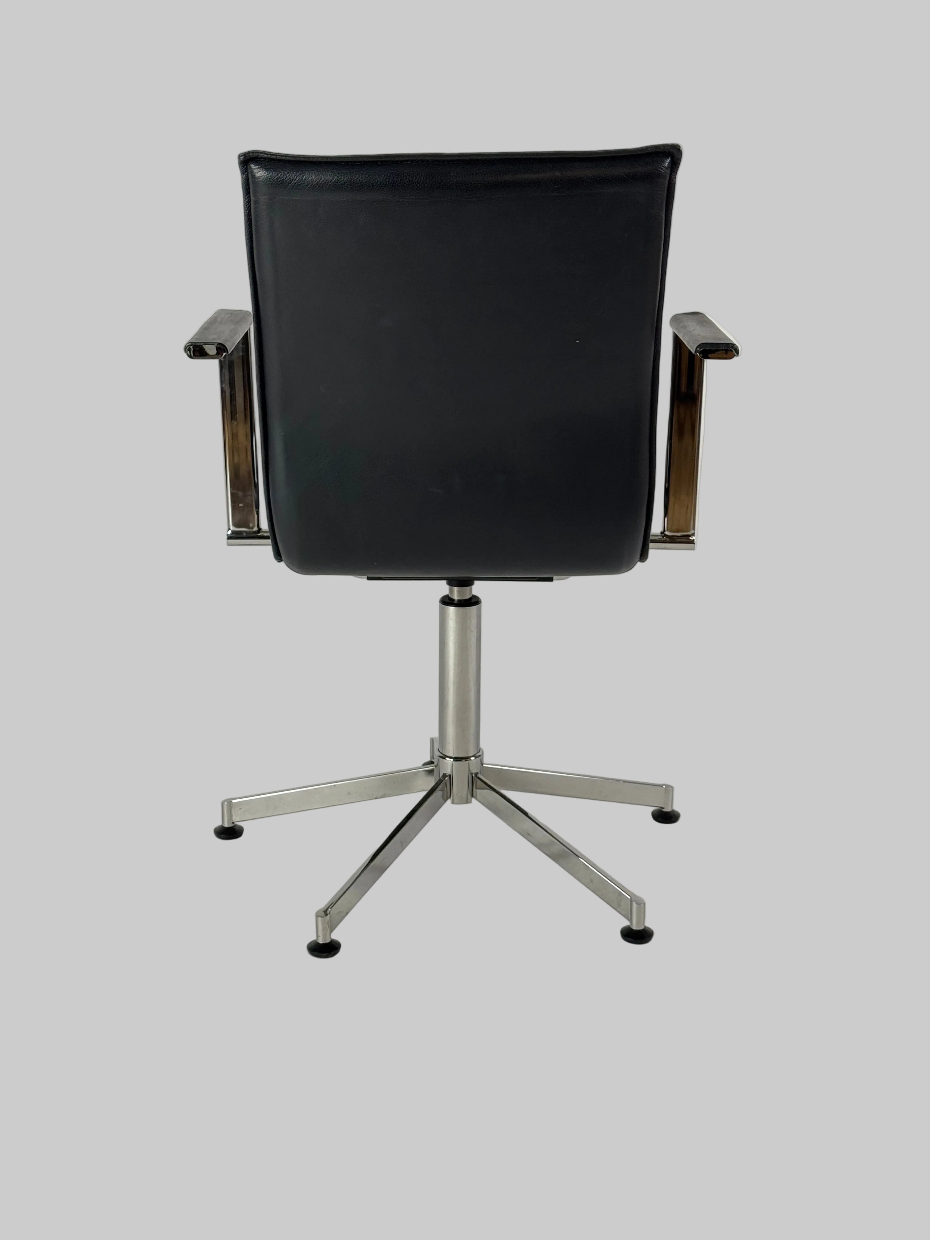 Magnus Olesen Inferno Stol m. Armlæn – Sort Læder