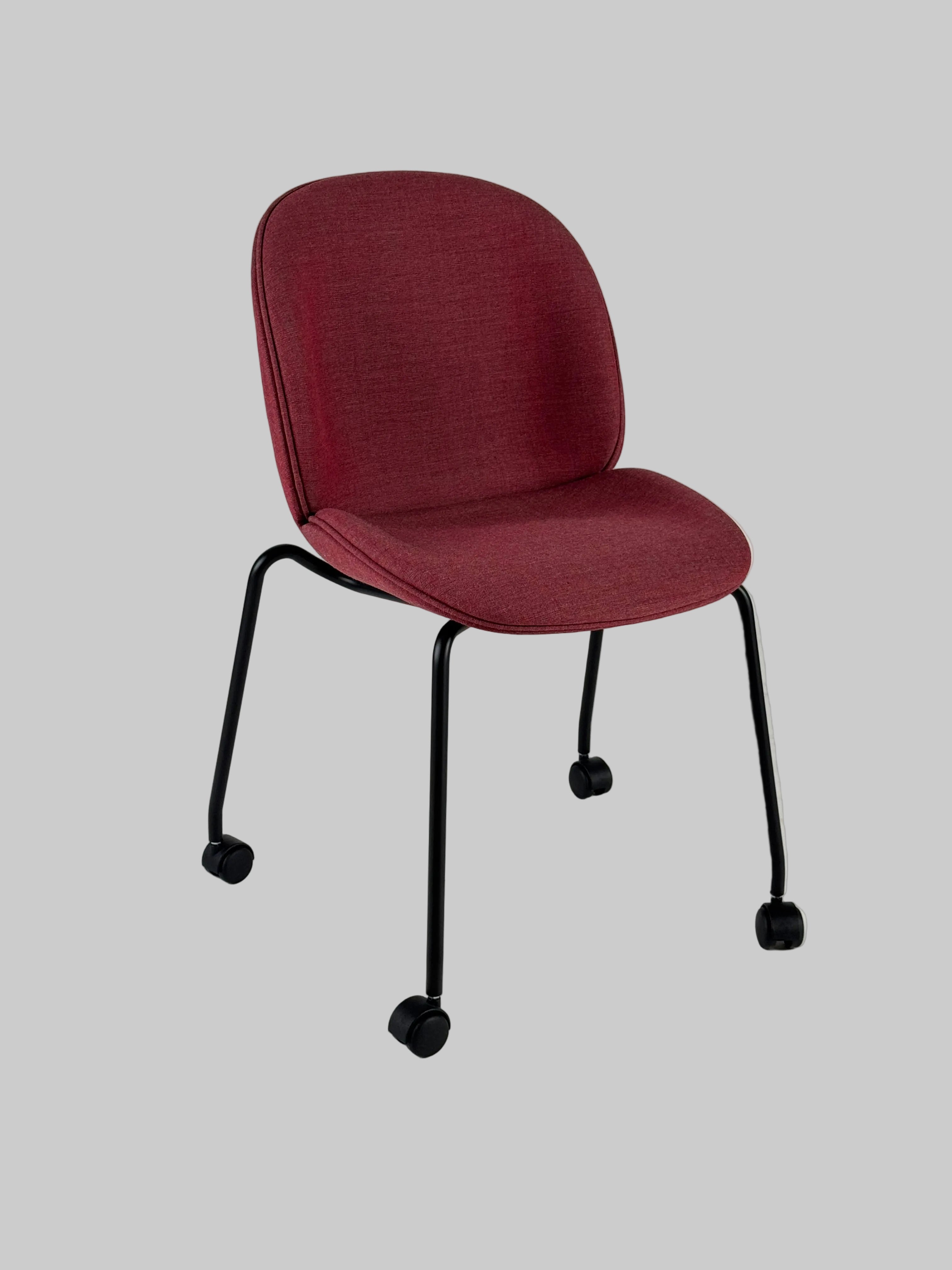 GUBI Beetle Stol – Rød/Sort Stel