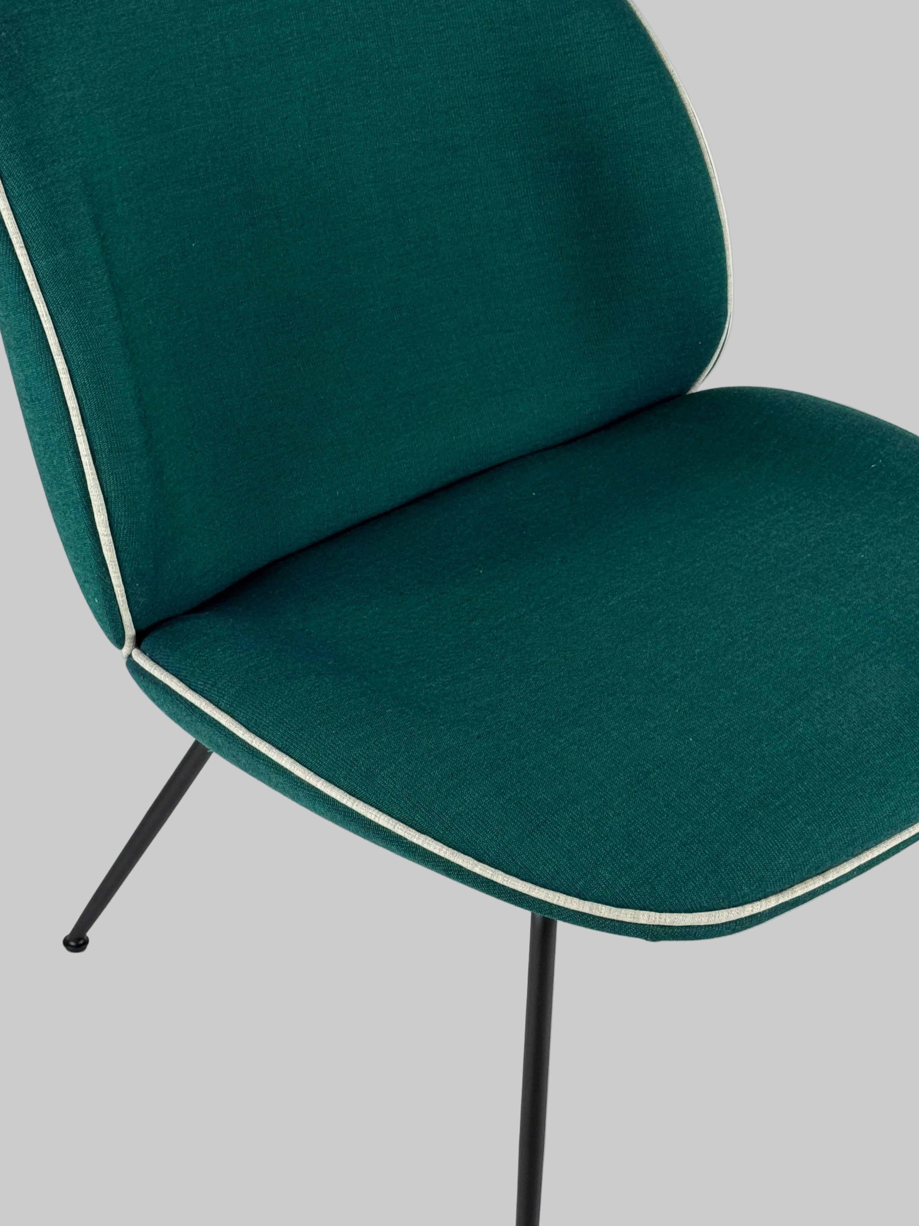 GUBI Beetle Loungestol – Grøn/Sort Stel
