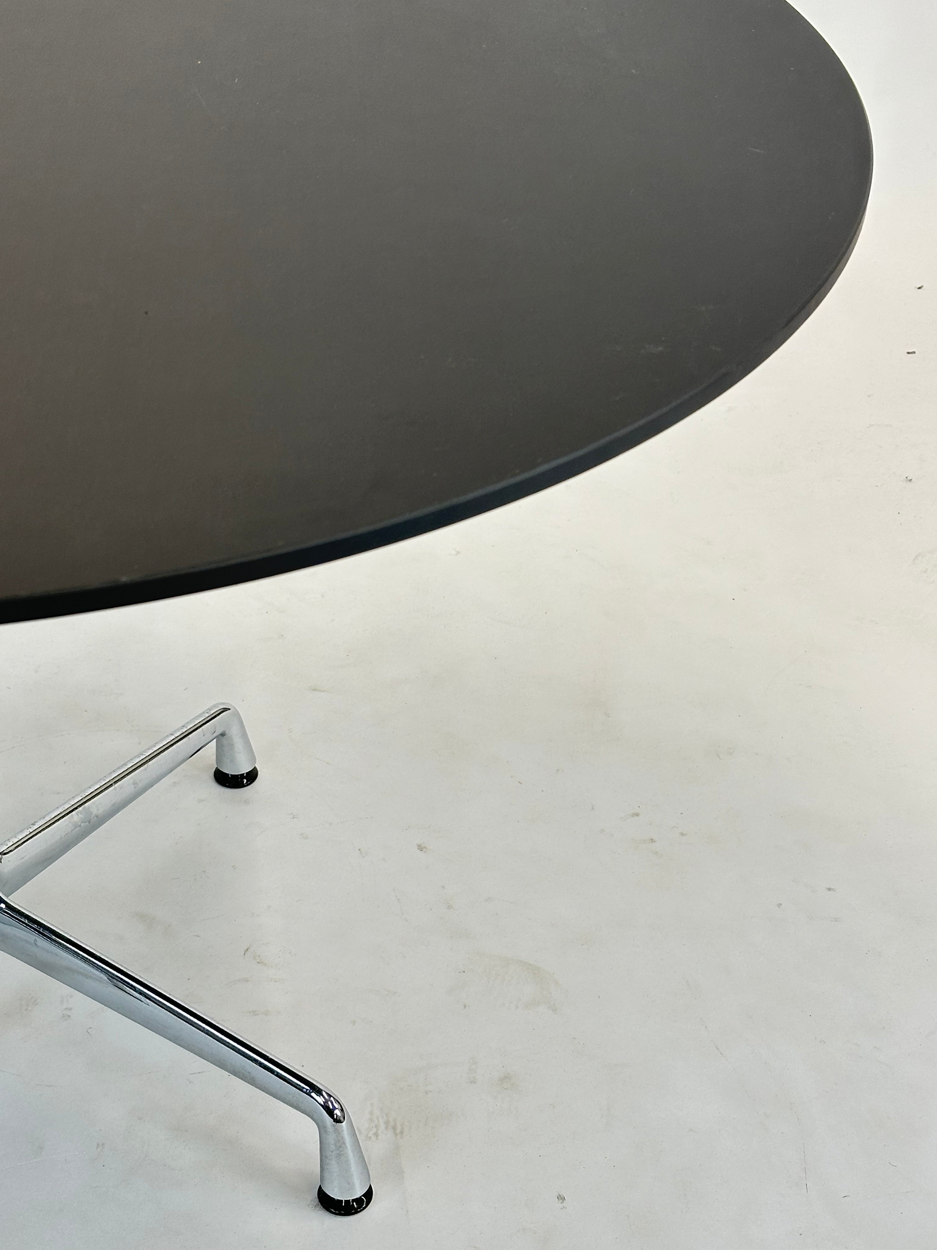 Vitra Eames Round Table