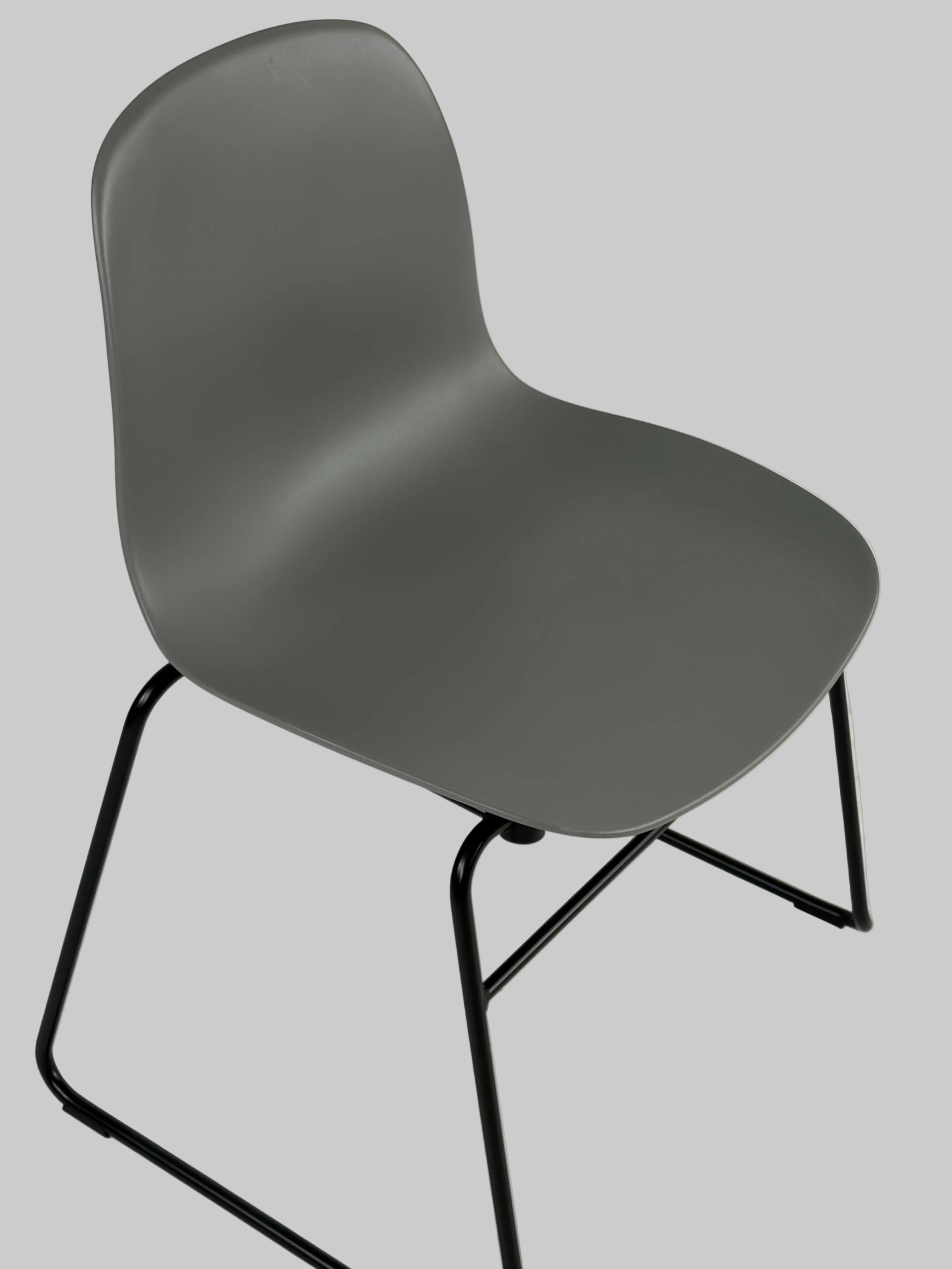 Normann Copenhagen Form Stol – Grå/Sort Stel