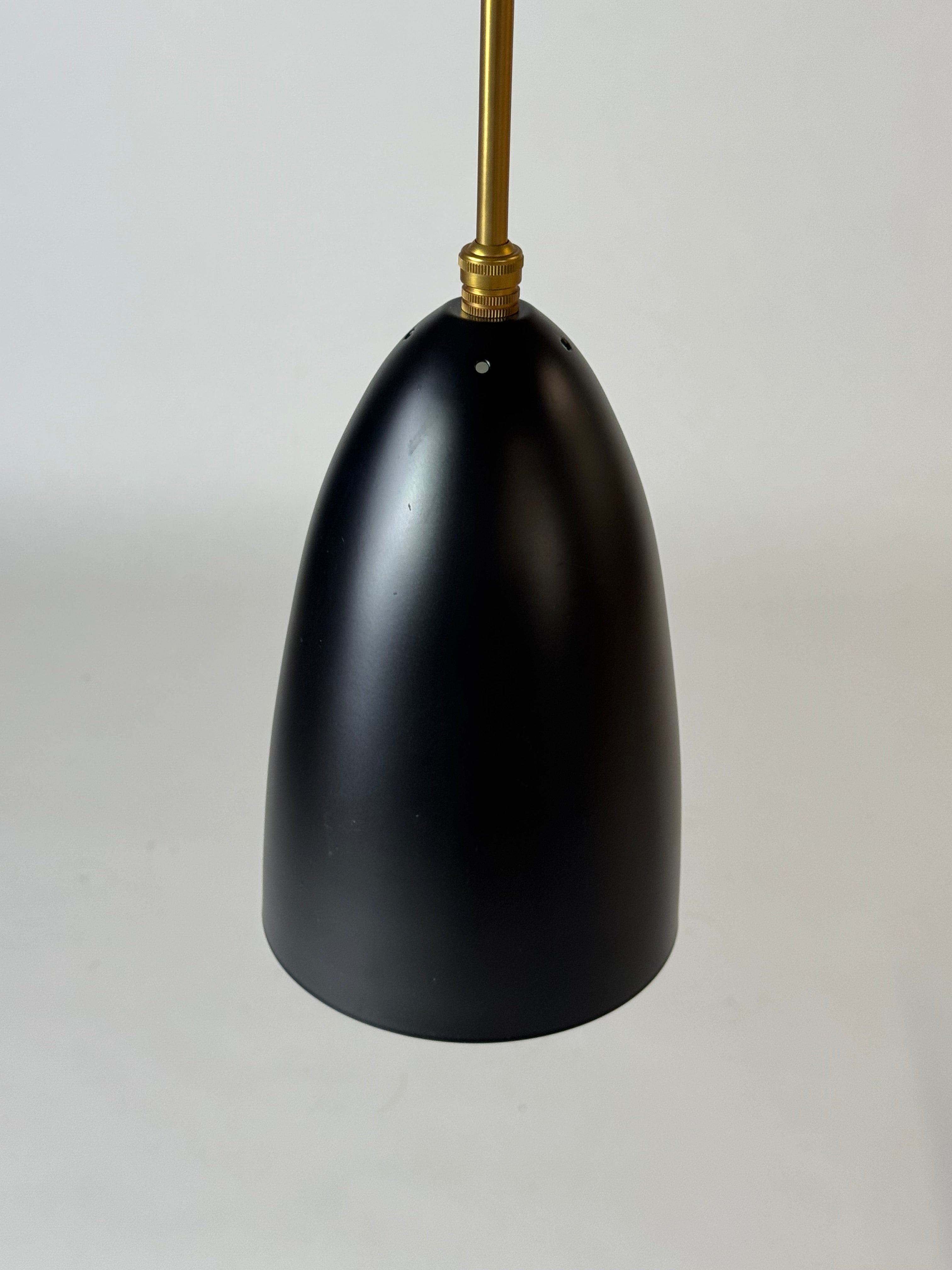 GUBI Gräshoppa Lampe – Sort H 23 cm