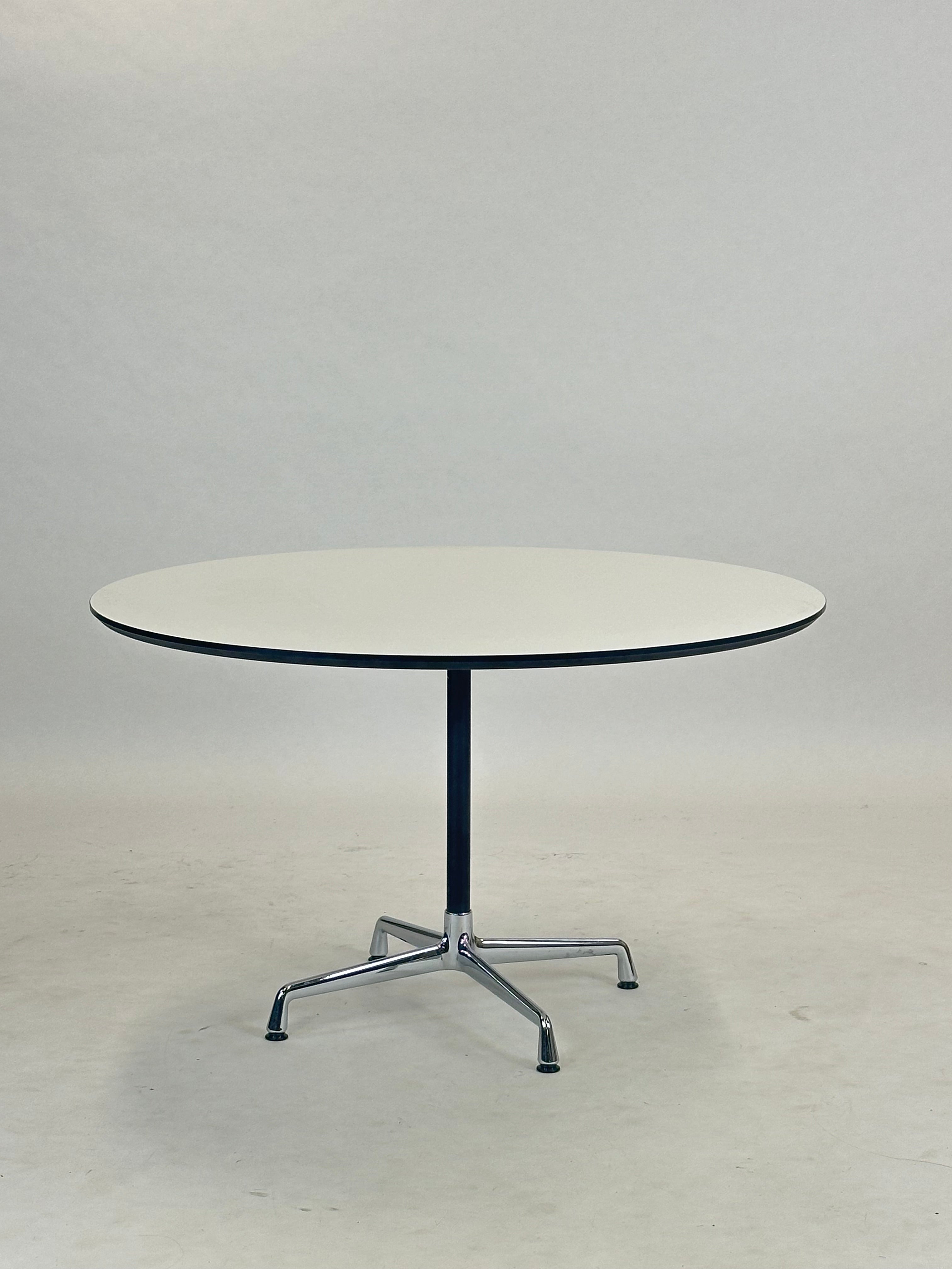 Vitra Eames Table