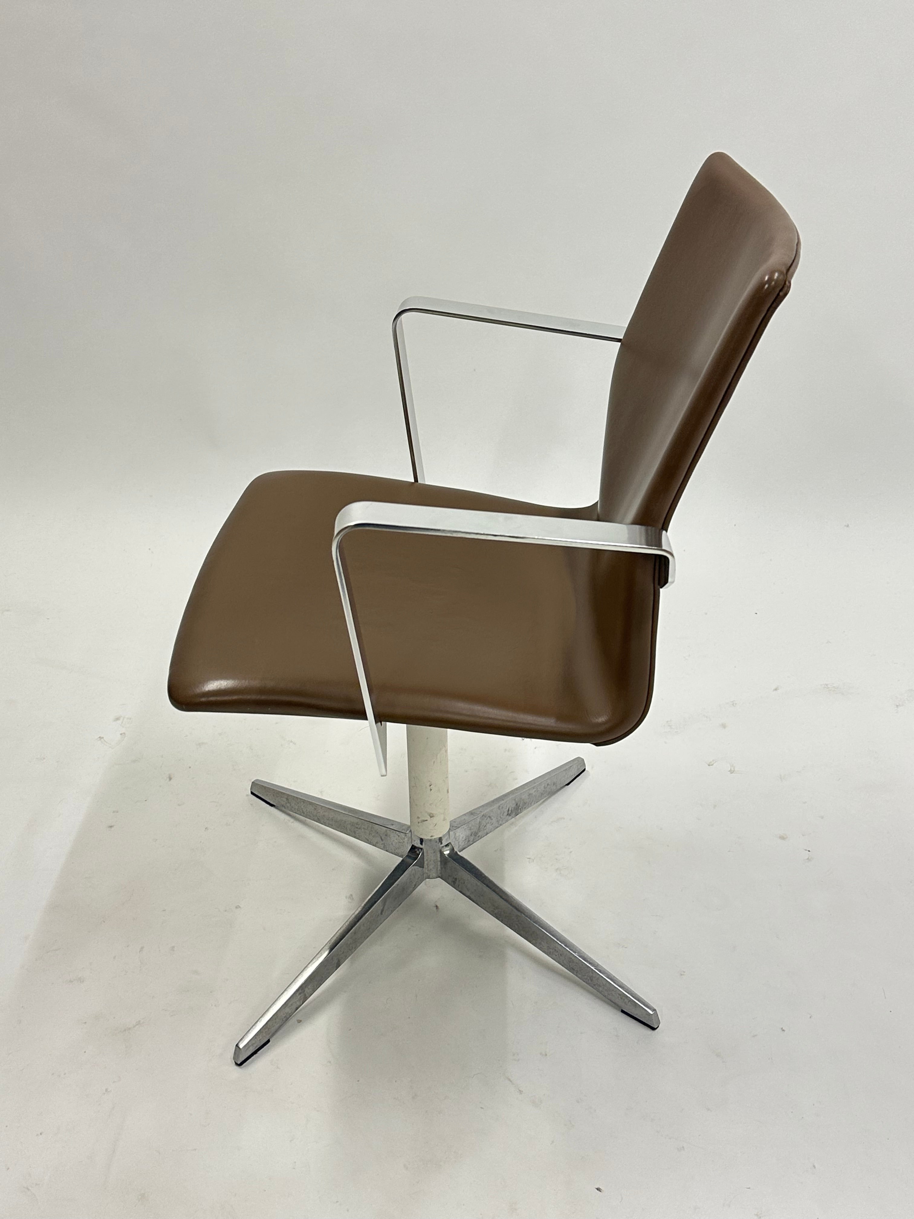 Four Design - 4-Cast® XL Mødestol (Mørkebrun m. krom armlæn)