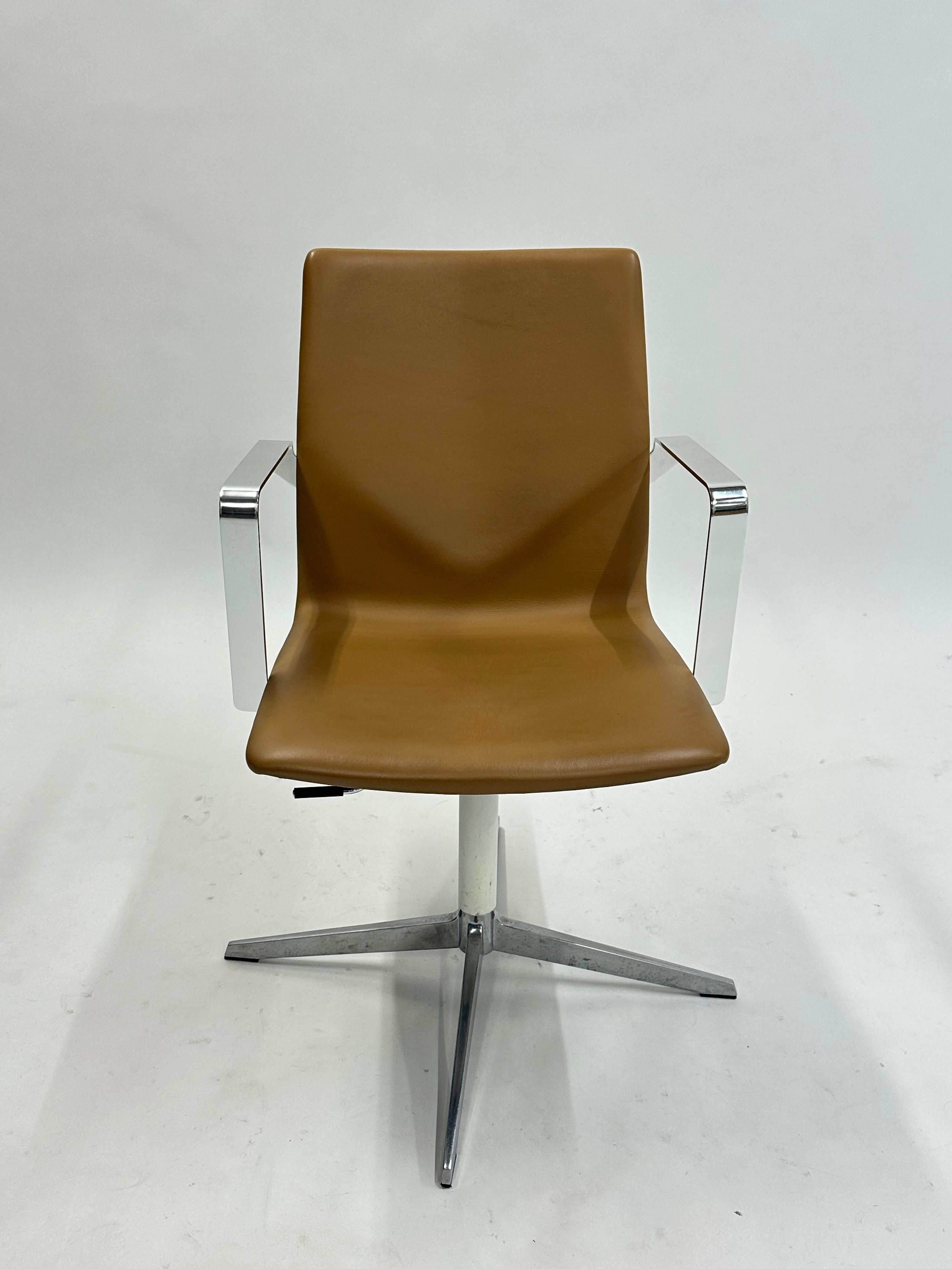 Four Design - 4-Cast® XL Mødestol (Lysebrun m. krom armlæn)