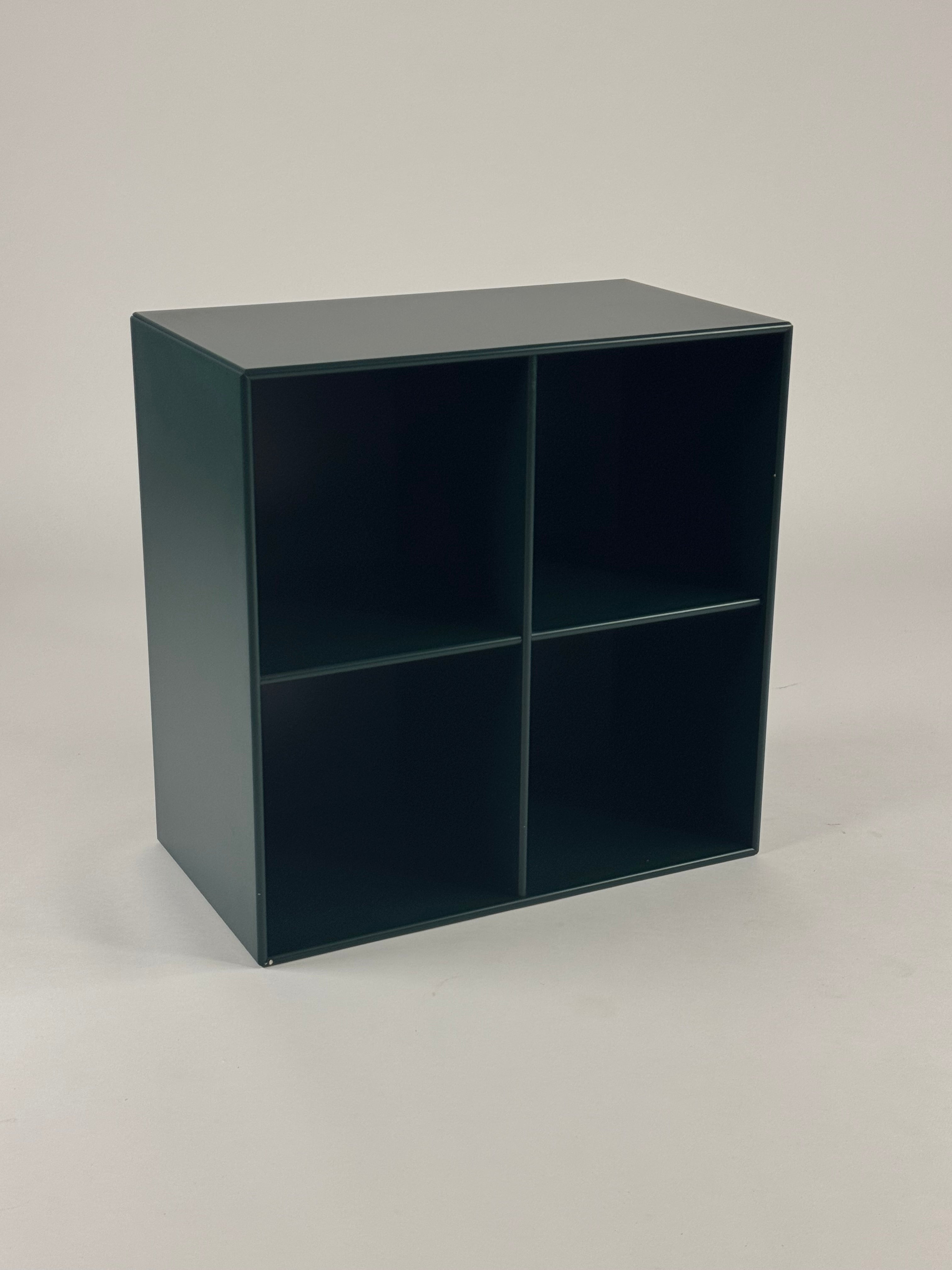 Montana 1112 Skab – Mørkegrøn 70x70x38 cm