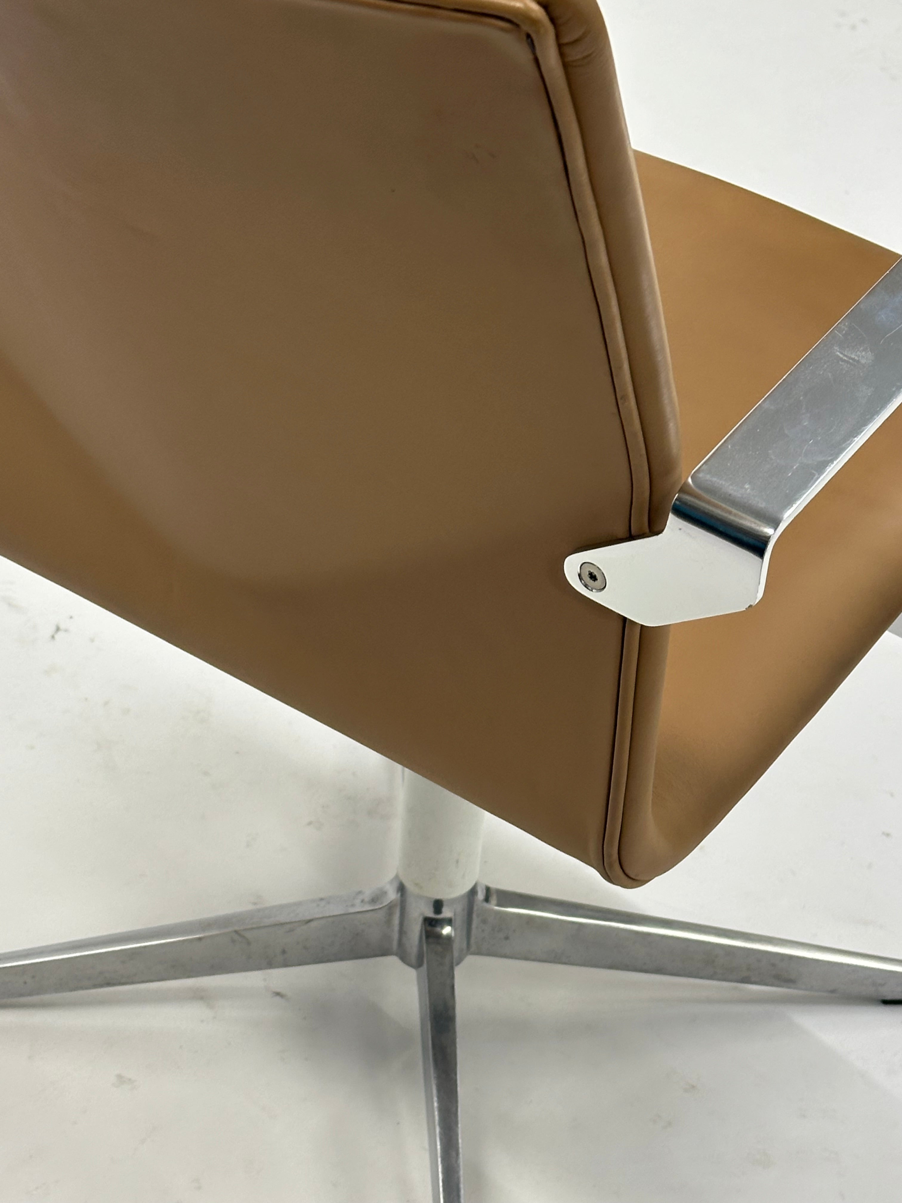 Four Design - 4-Cast® XL Mødestol (Lysebrun m. krom armlæn)