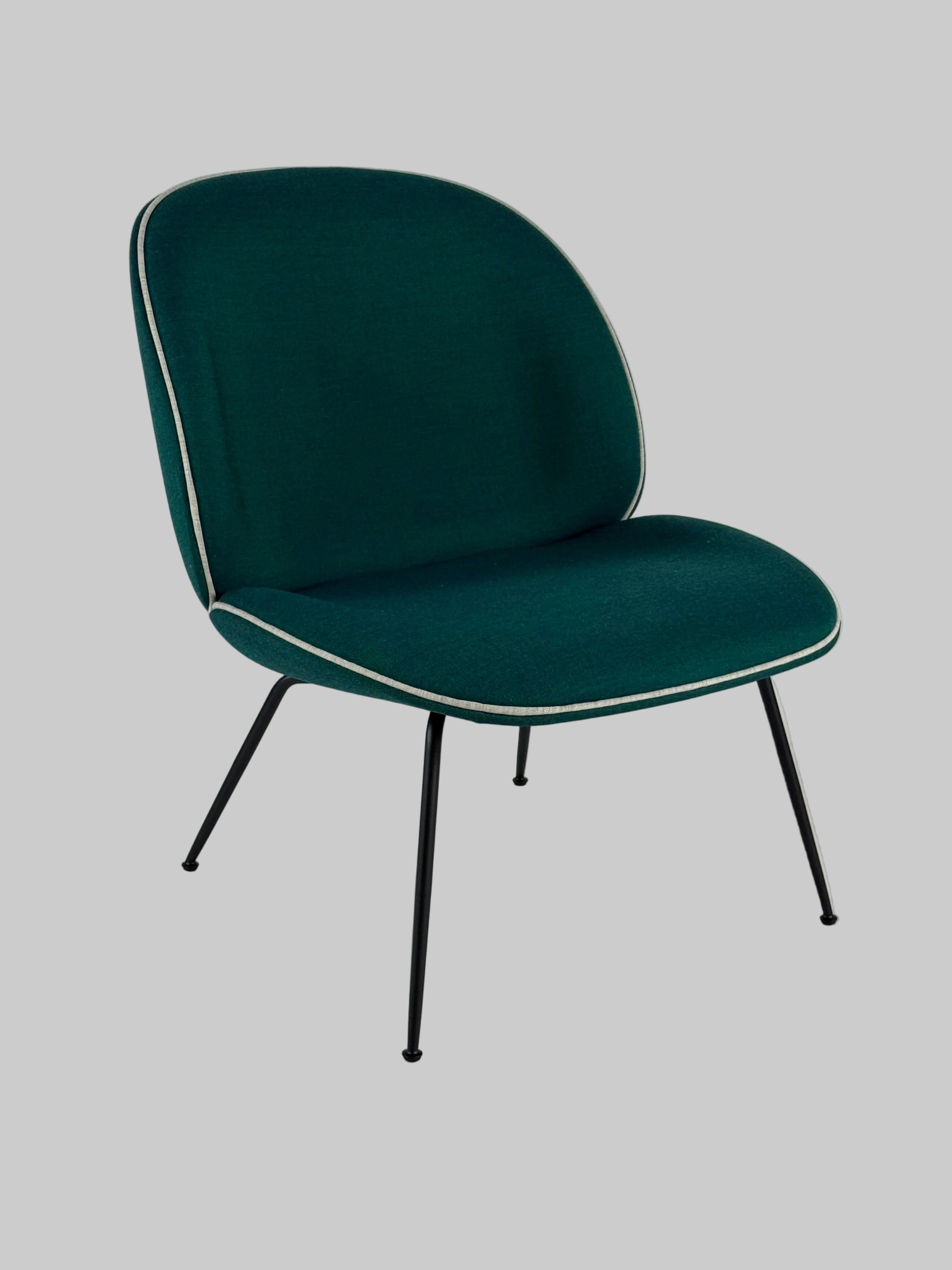 GUBI Beetle Loungestol – Grøn/Sort Stel