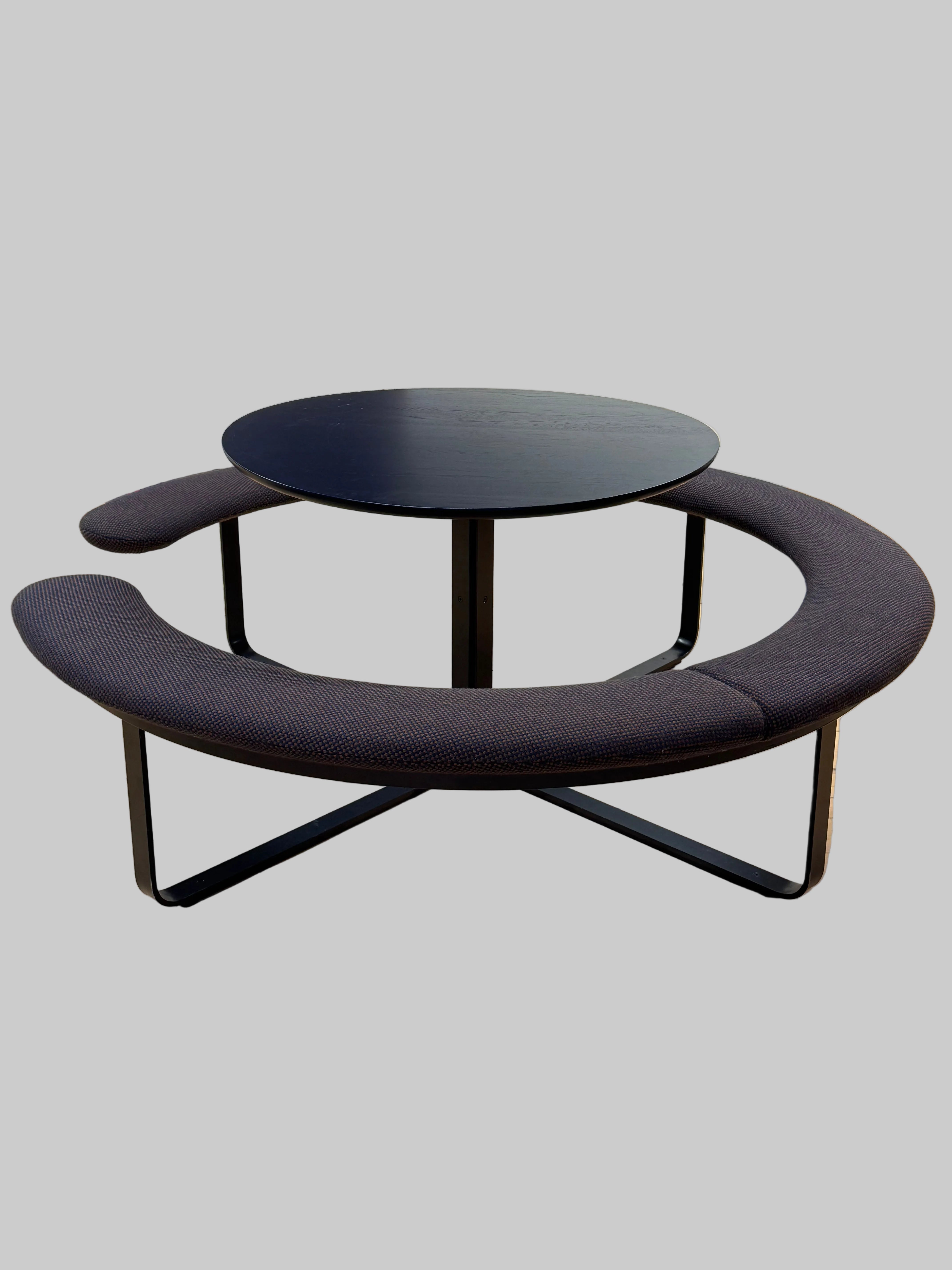 +Halle Picnic Table Low – Mørkeblå/Brun Ø180 cm