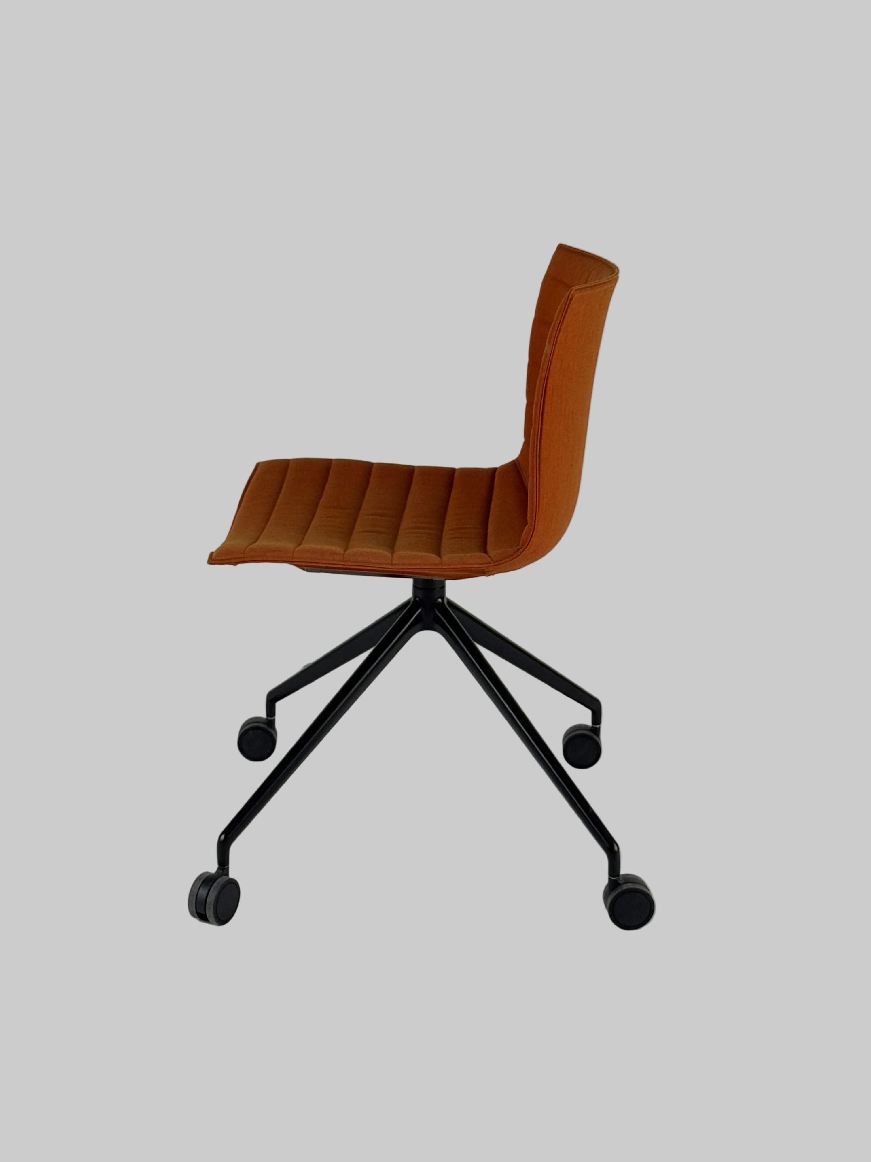 Arper Catifa 46 Stol – Orange/Sort Stel