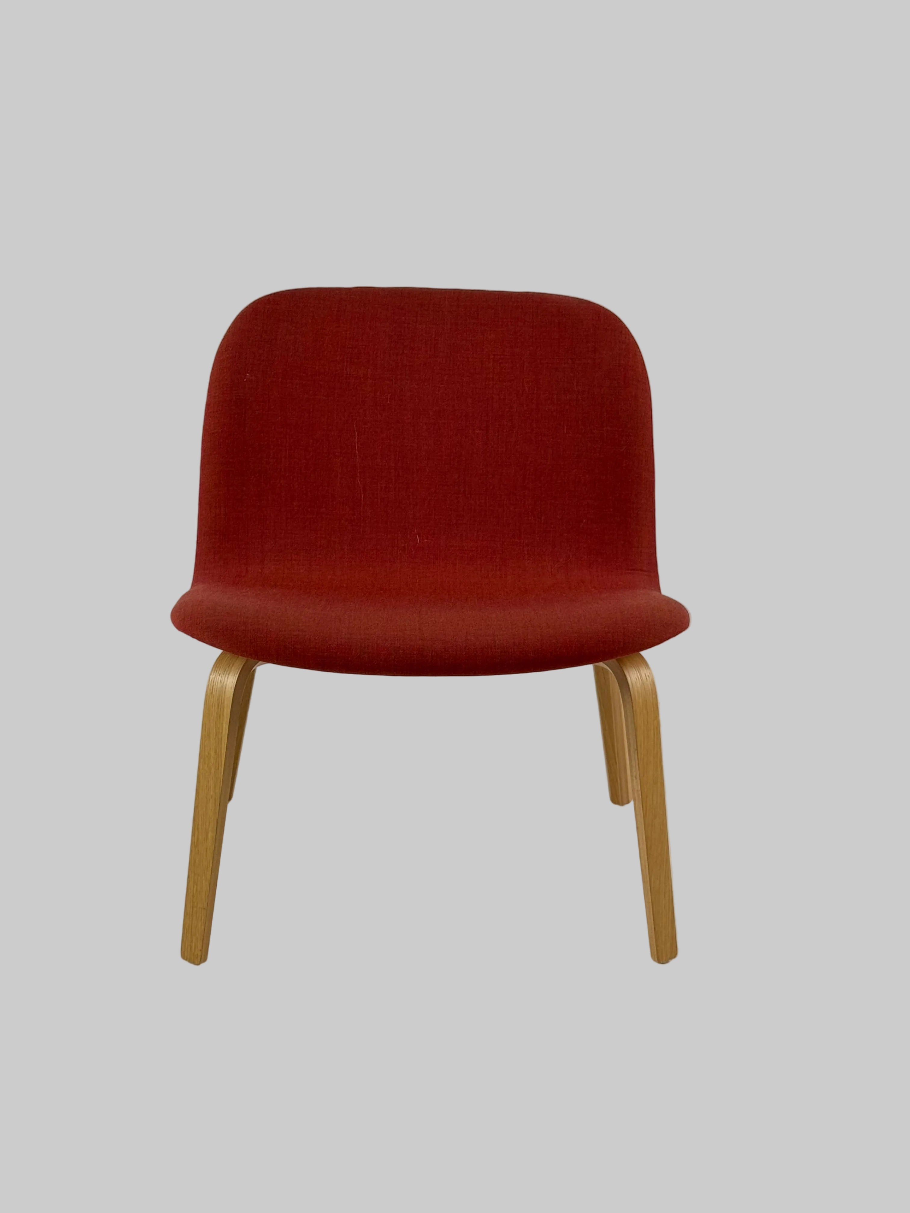 Muuto Visu Loungestol – Rød/Eg Stel