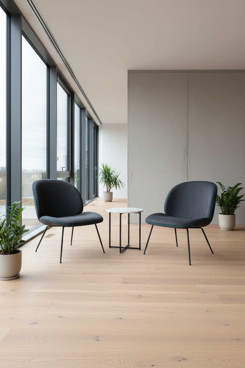 GUBI Beetle Loungestol – Mørkegrå/Sort Stel
