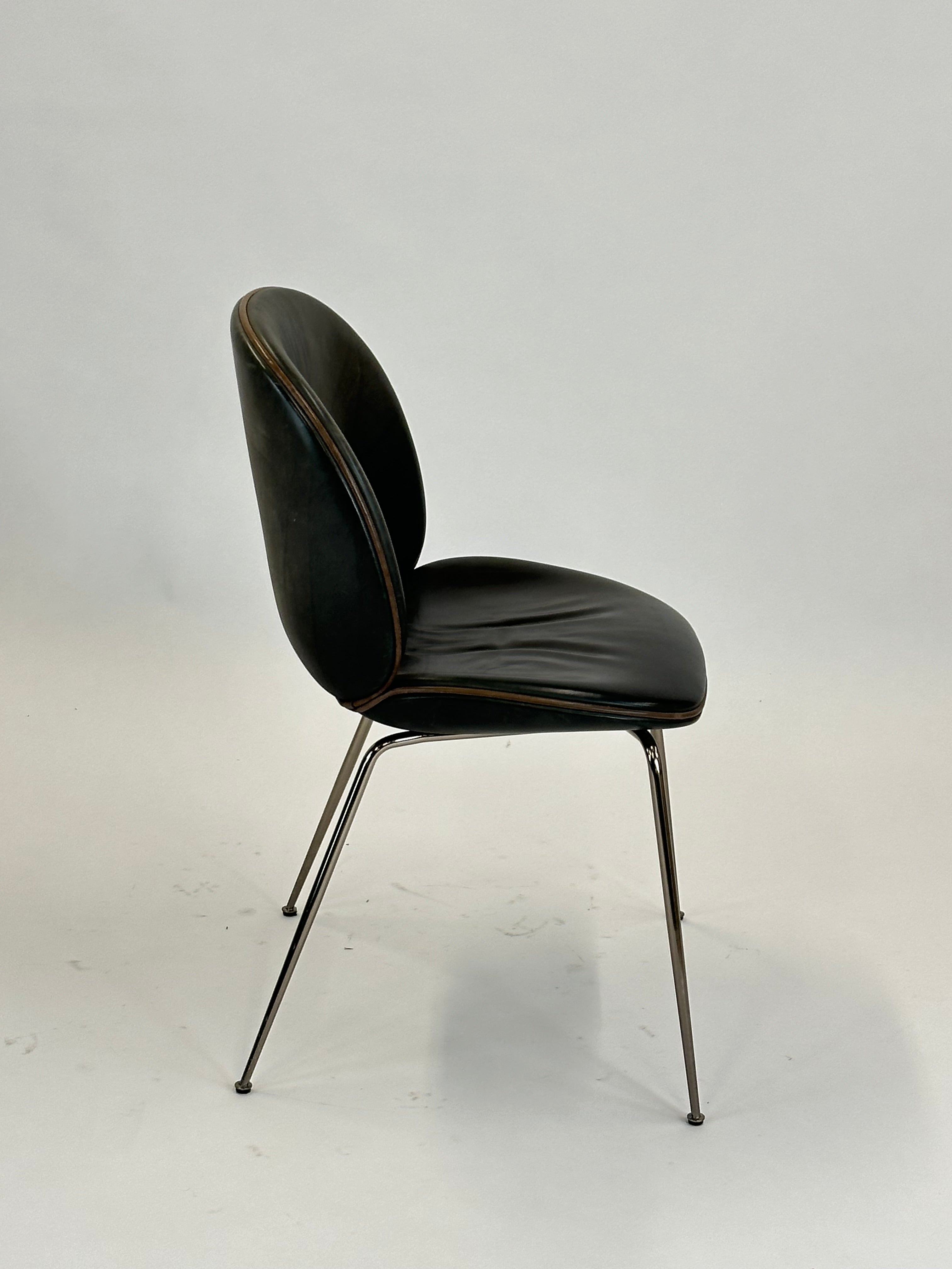 GUBI | Beetle Chair (Grå m. brun kant)
