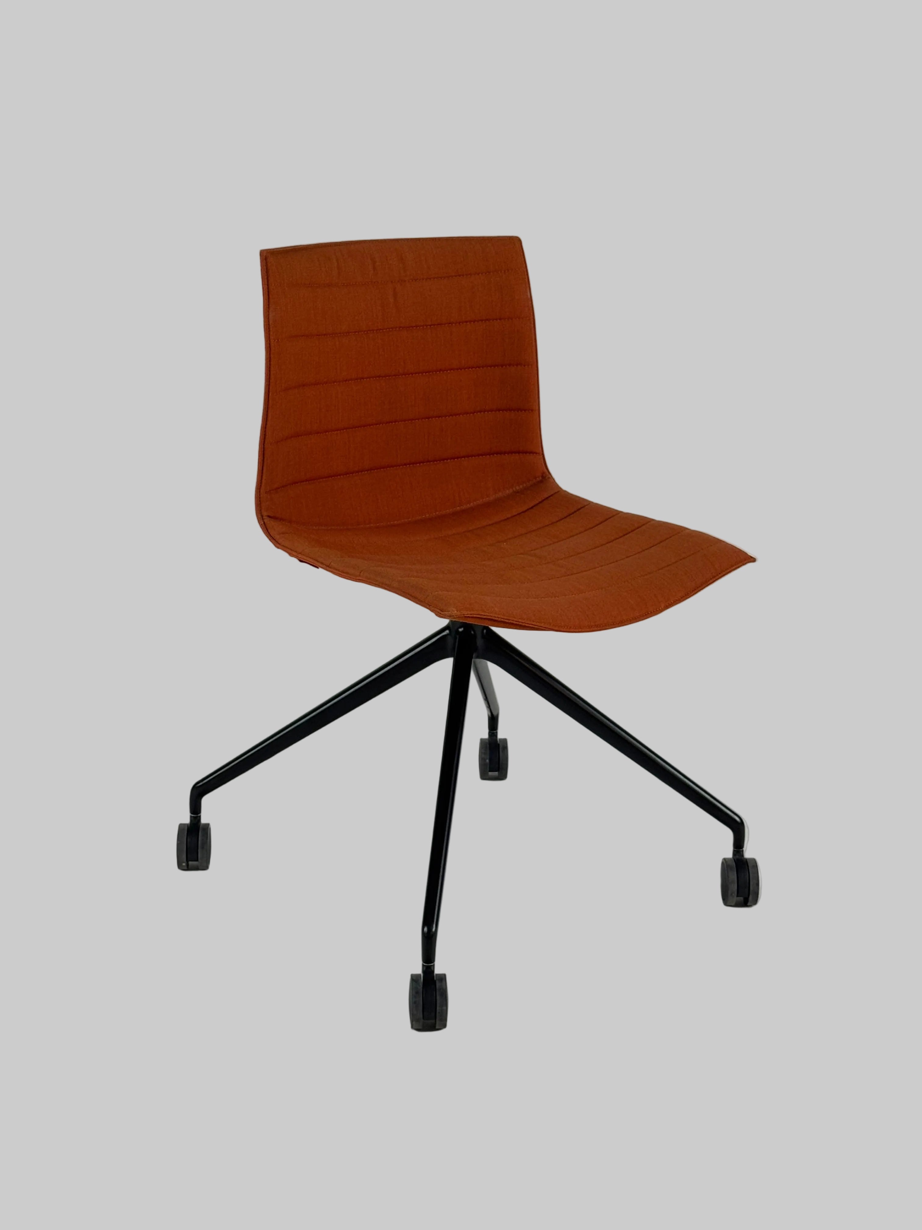 Arper Catifa 46 Stol – Orange/Sort Stel
