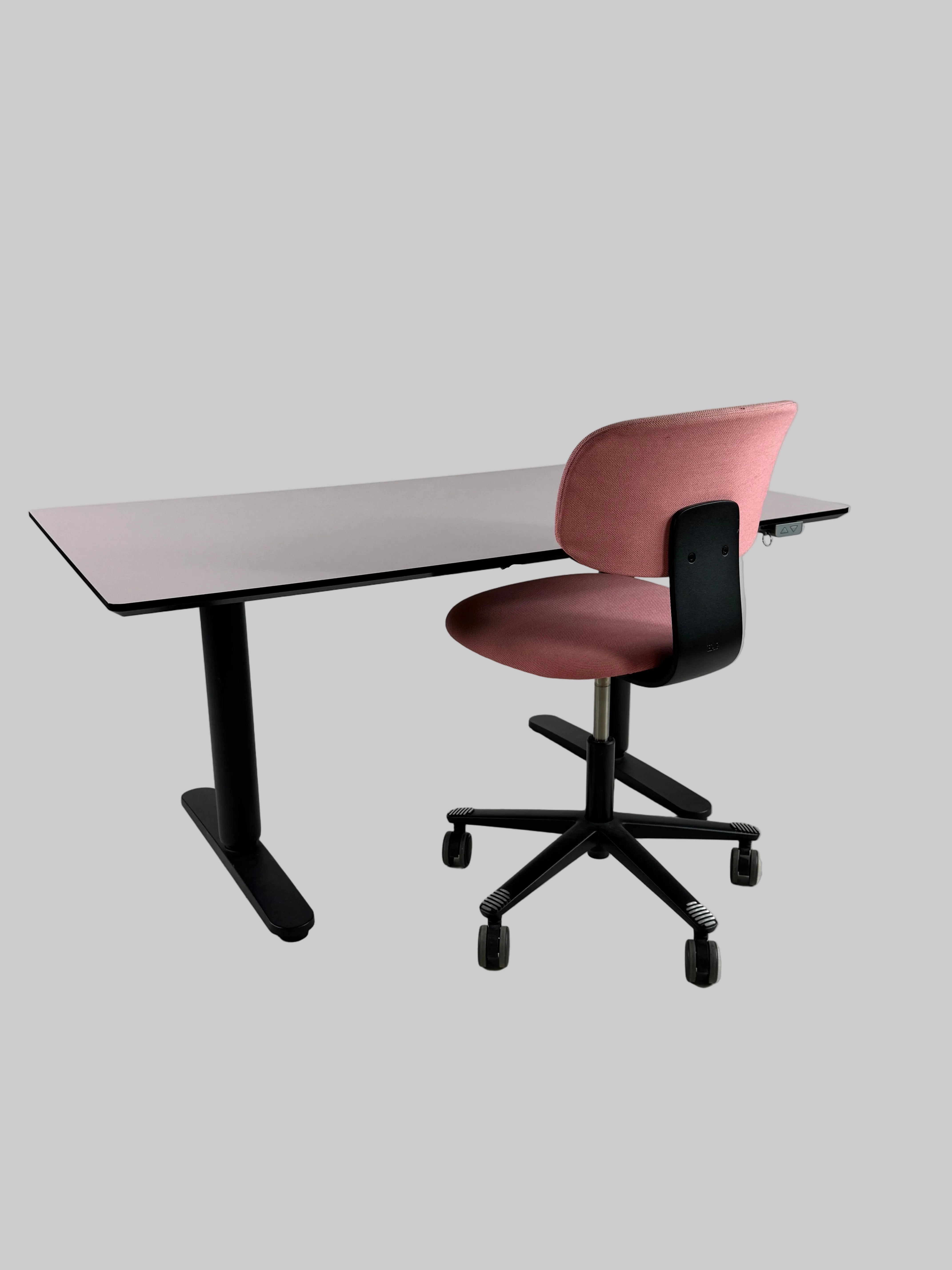 Håg Tion Stol + IKEA BEKANT Hæve/sænkebord – Lyserød/Sort