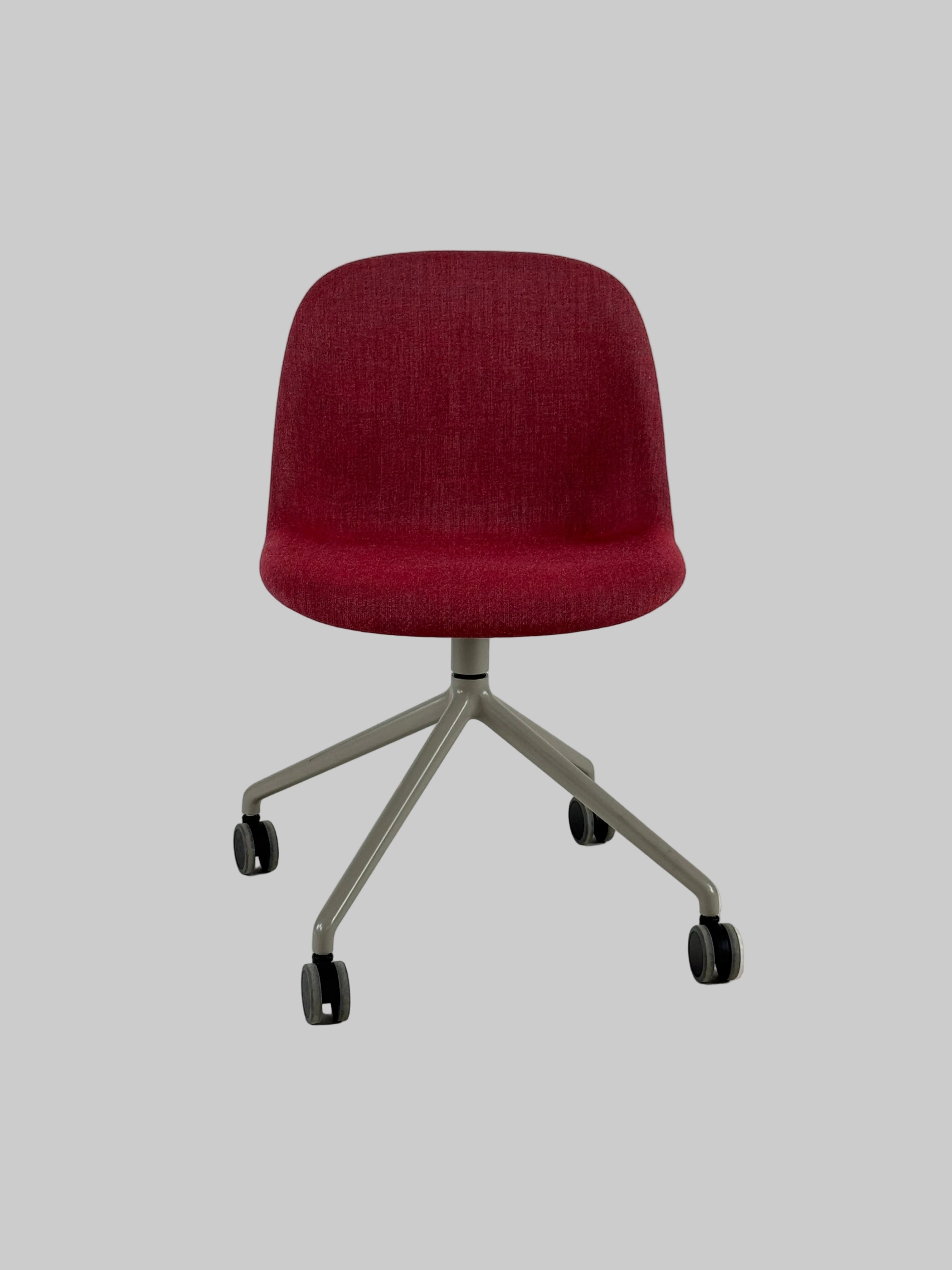 Muuto Fiber Side Stol – Rød/Gråt Stel