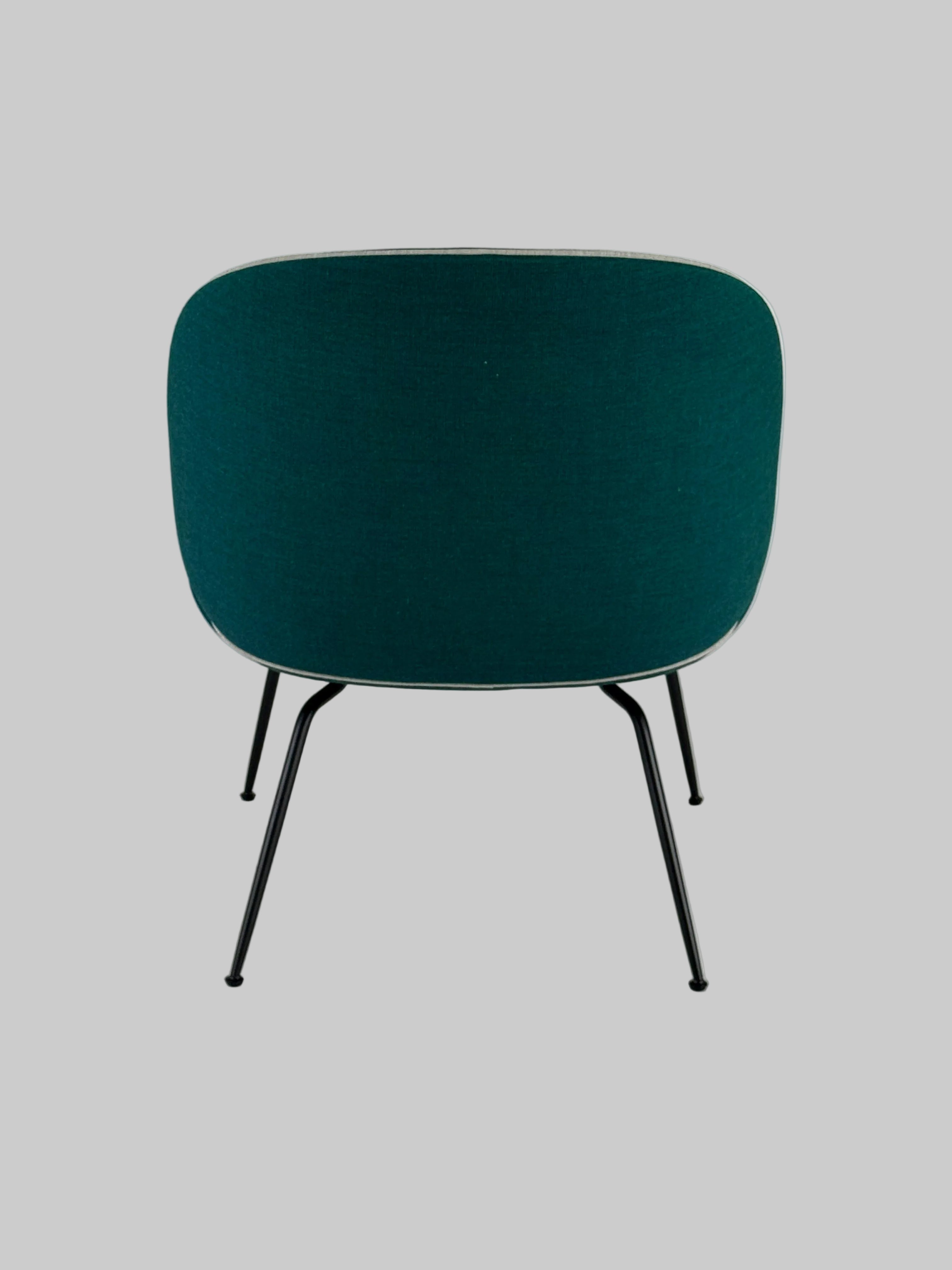 GUBI Beetle Loungestol – Grøn/Sort Stel