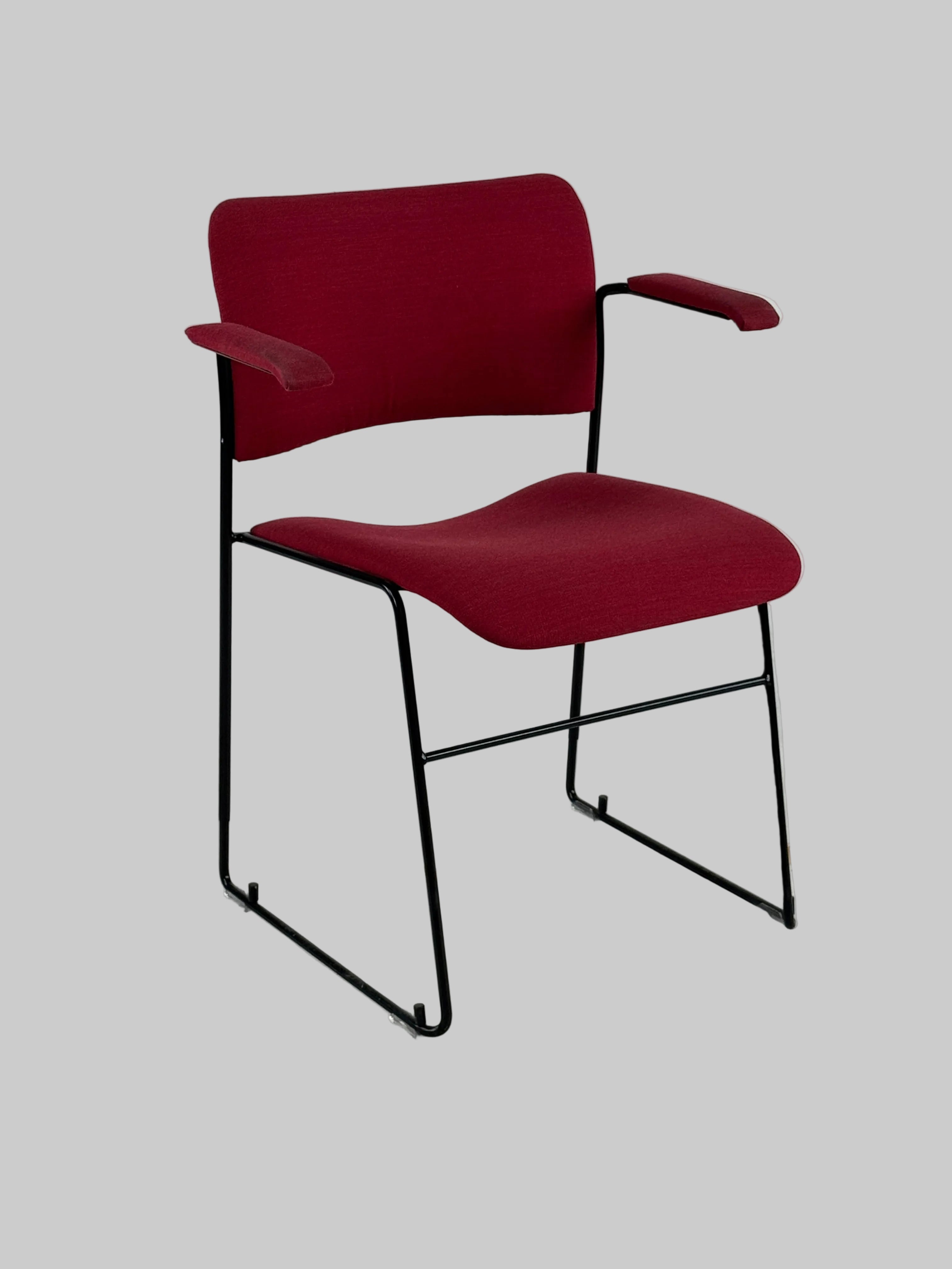 HOWE 40/4 Stol – Rød/Sort Stel m. Armlæn