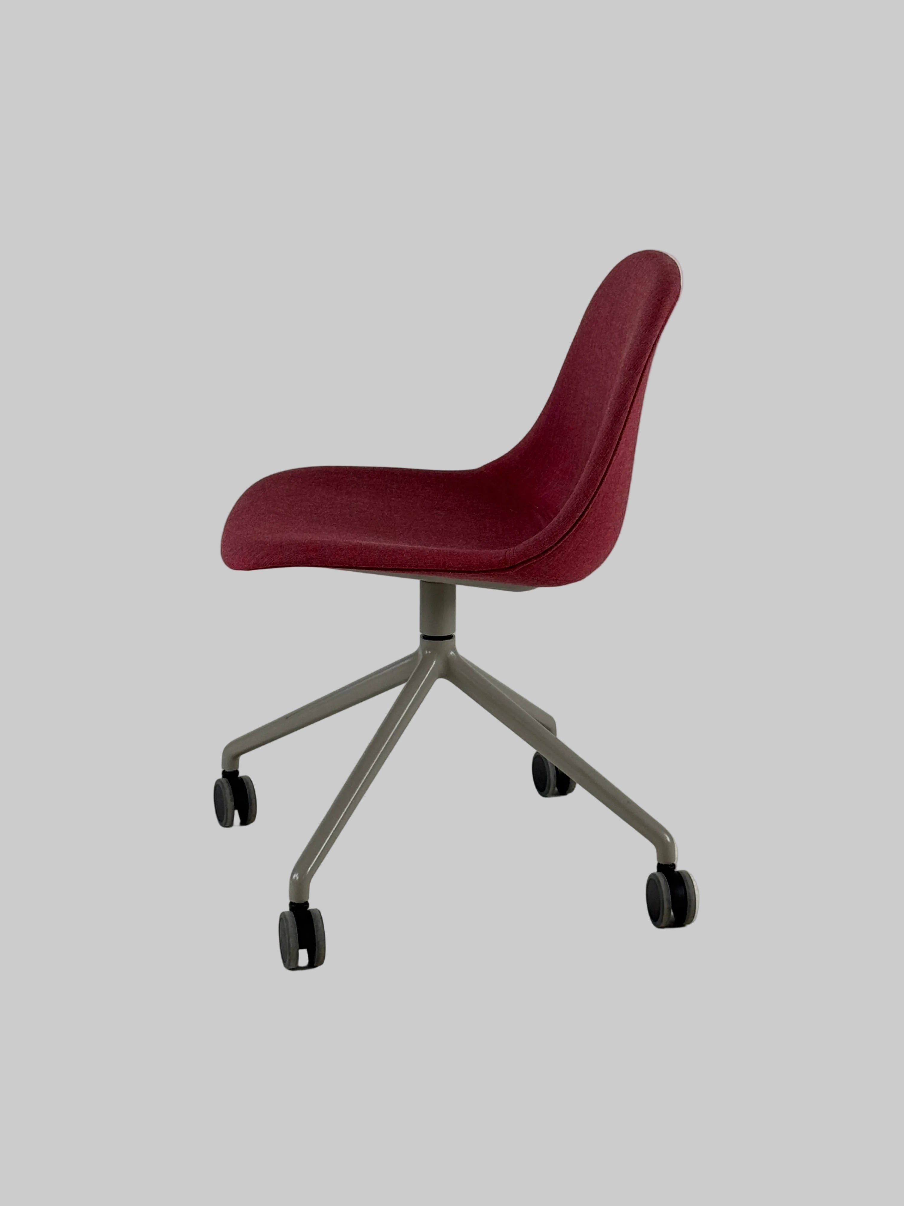 Muuto Fiber Side Stol – Rød/Gråt Stel