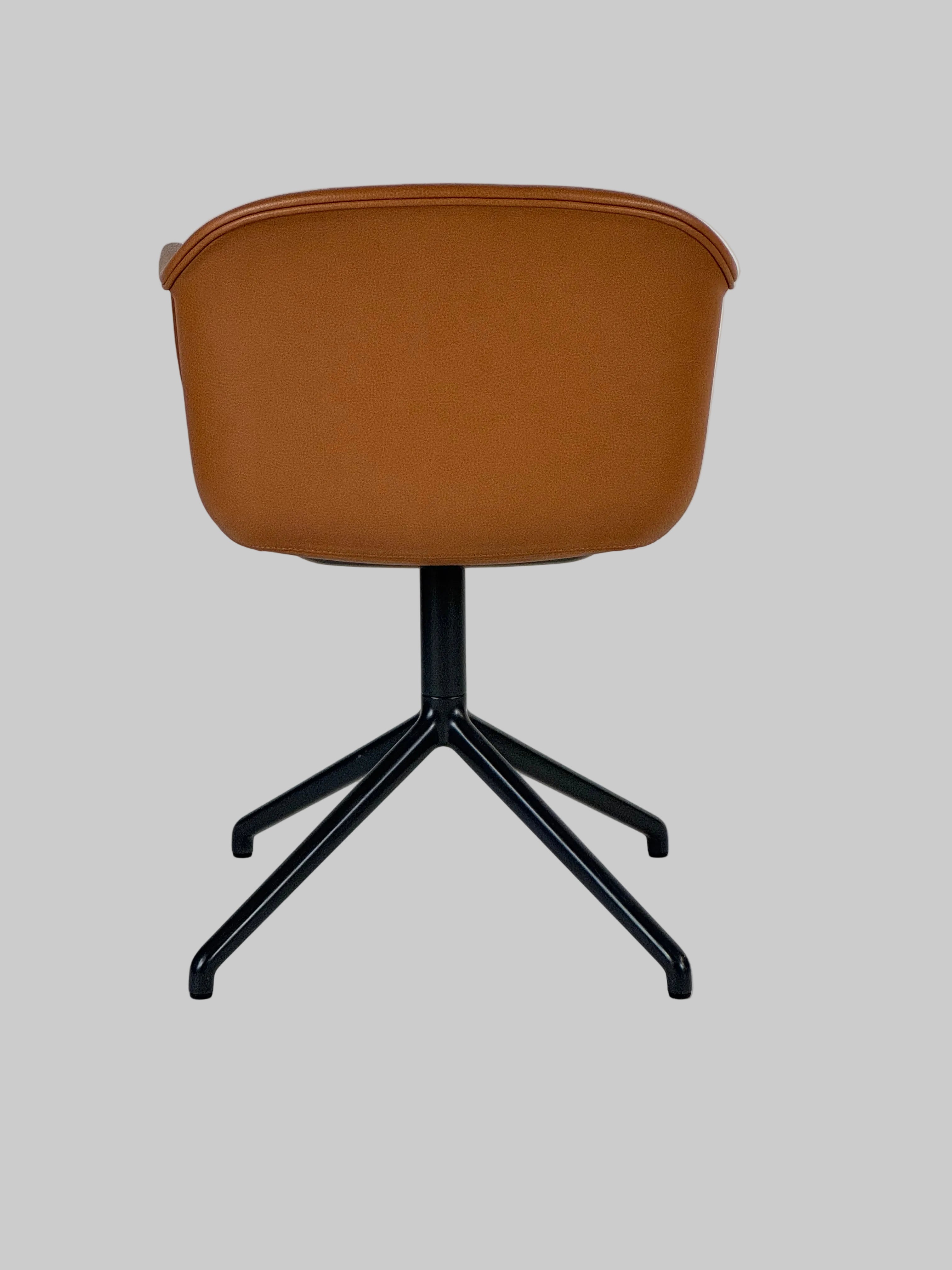 Muuto Fiber Armchair Stol – Brun med Sort Stel Læder