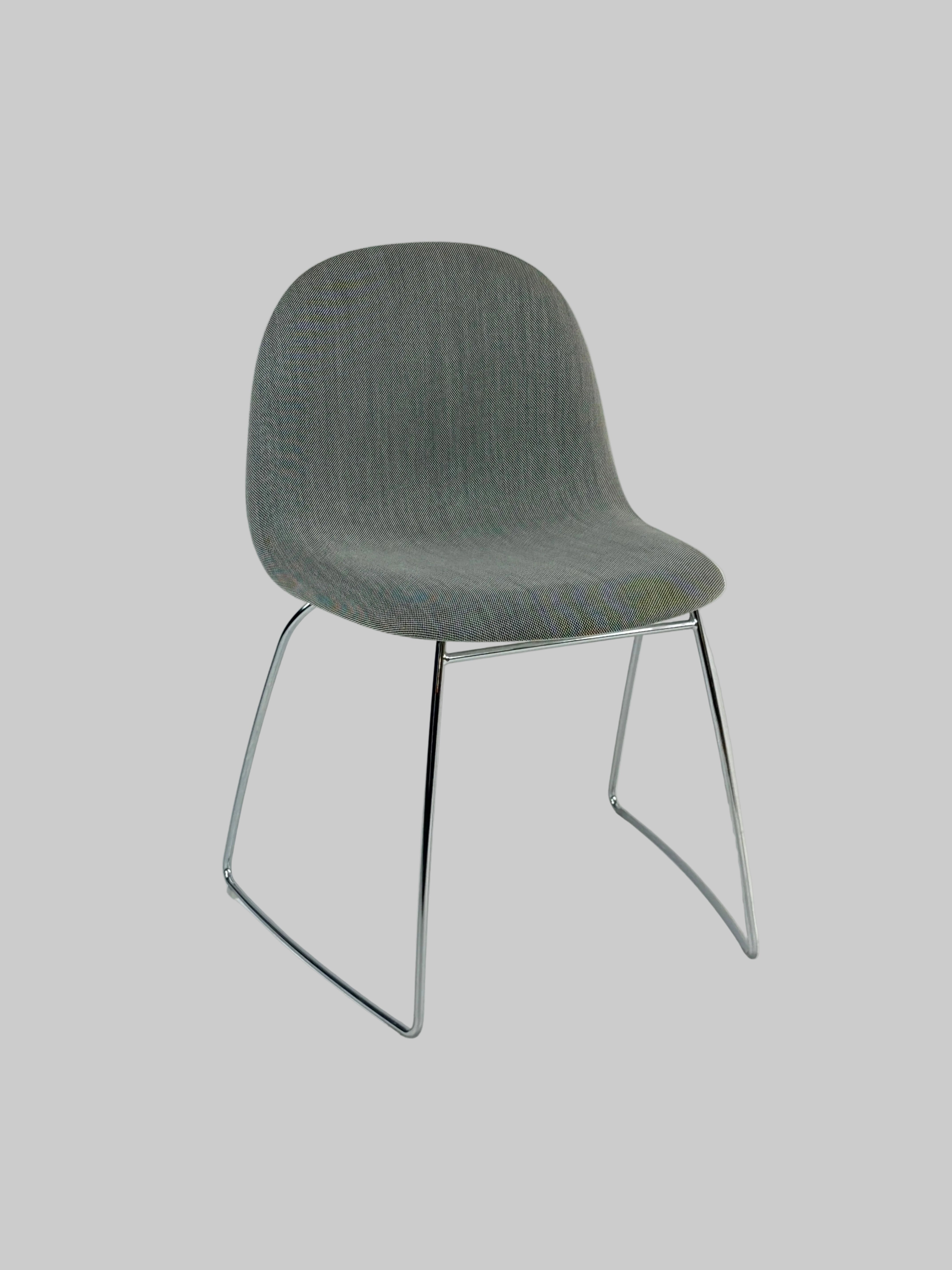 GUBI 3D Dining Stol – Grå/Hvid m. Krom Stel