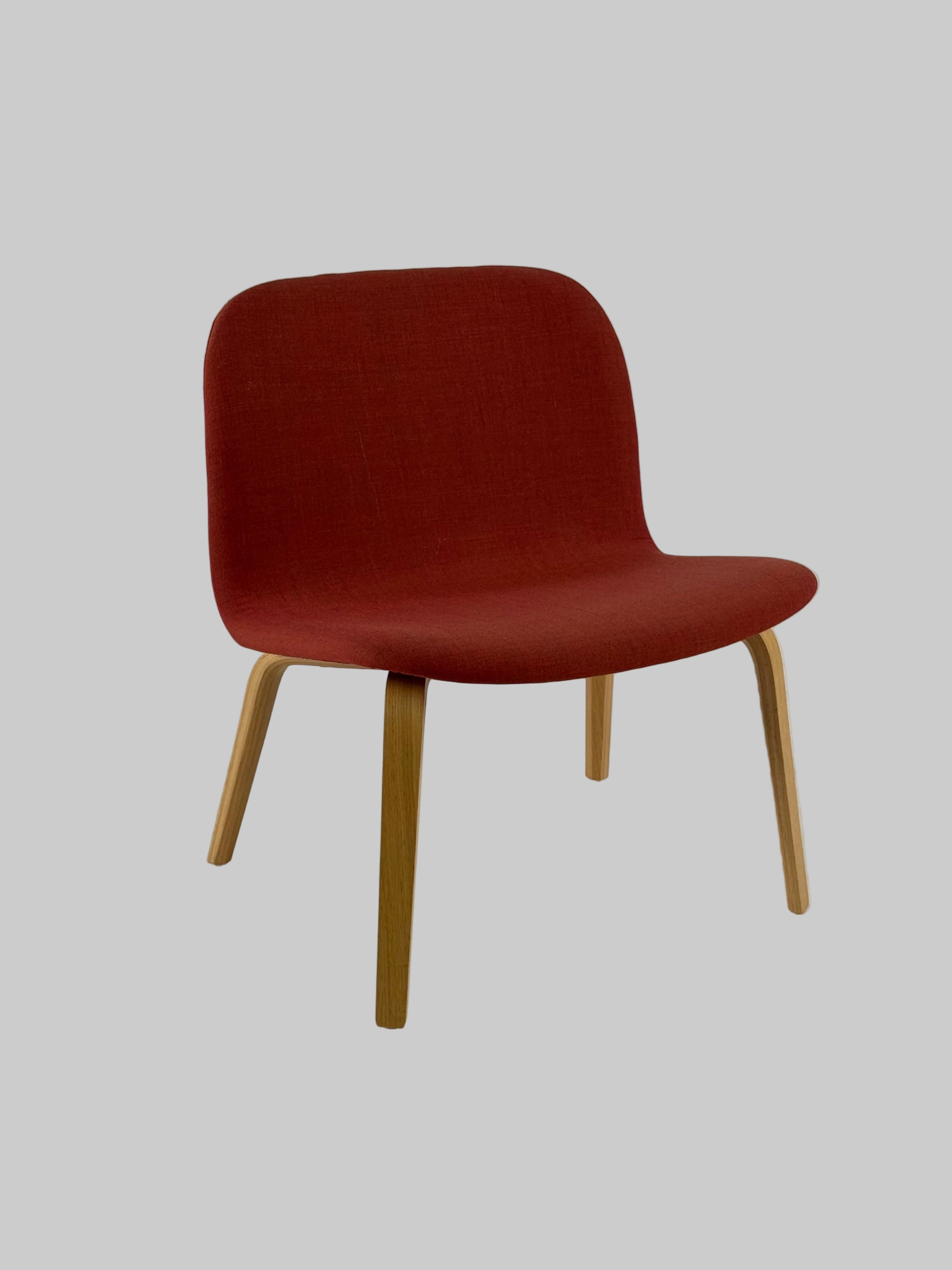 Muuto Visu Loungestol – Rød/Eg Stel
