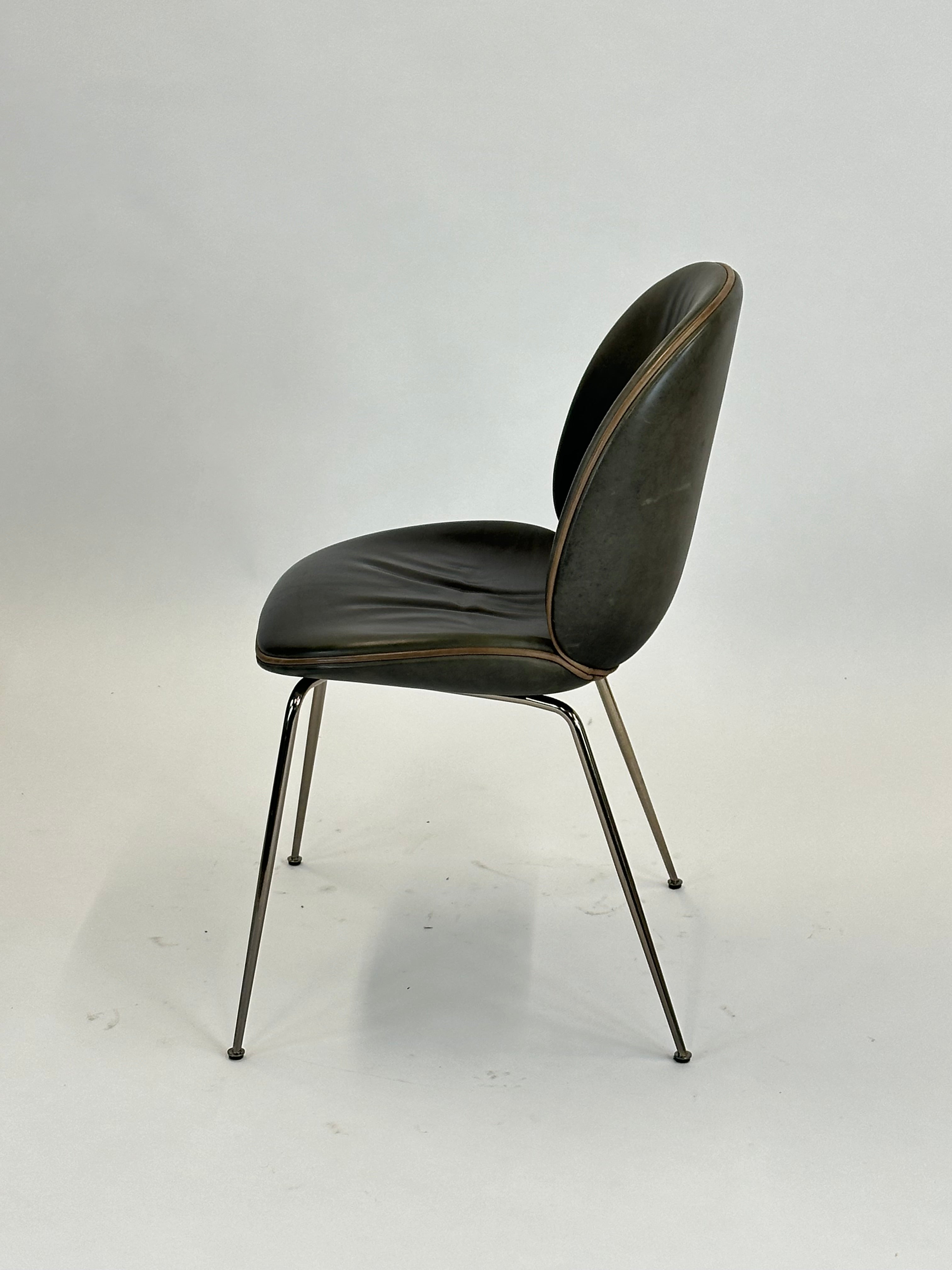 GUBI | Beetle Chair (Grå m. brun kant)