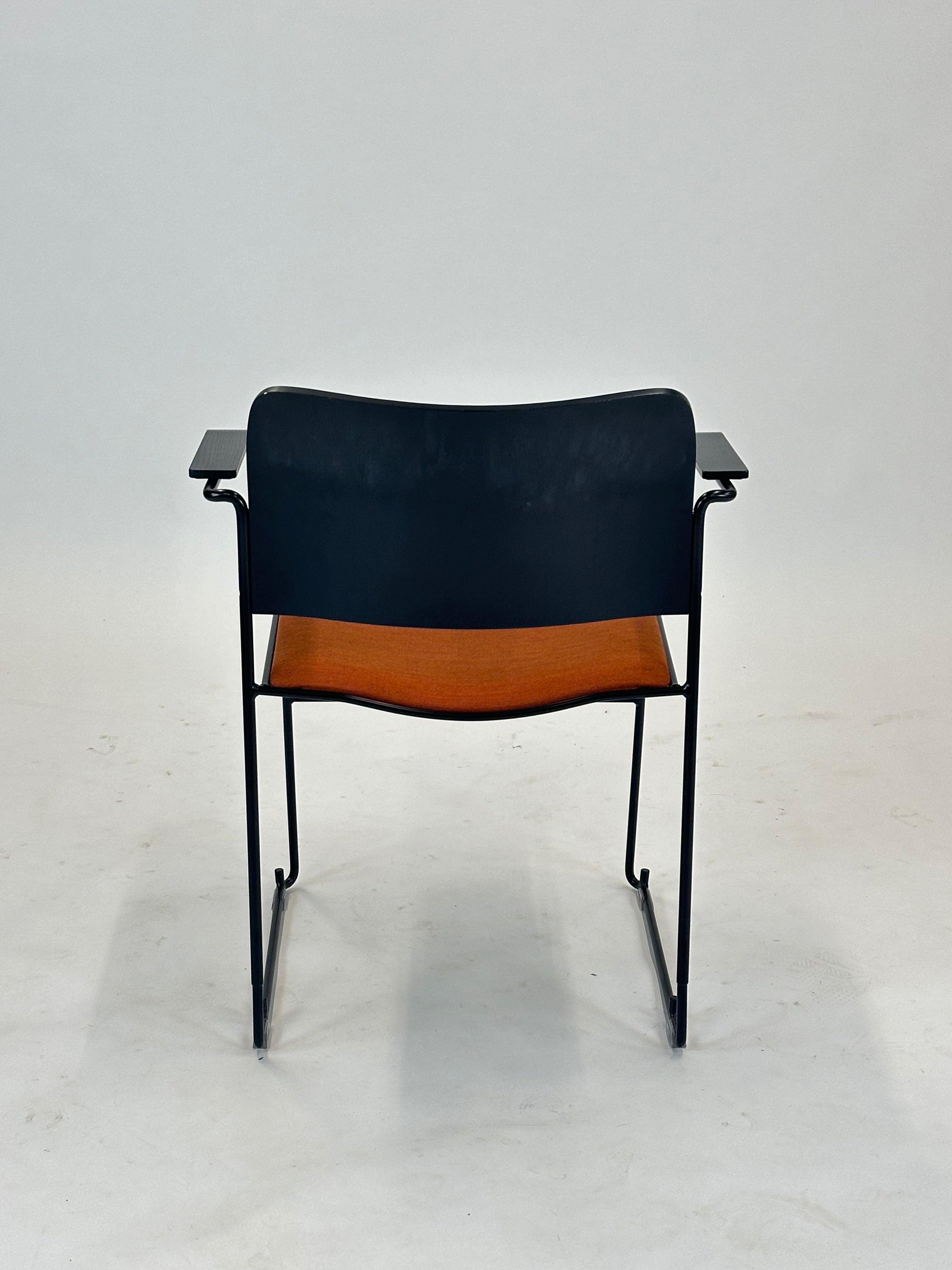 Howe | 40/4 Konferencestol (Orange/Sort)