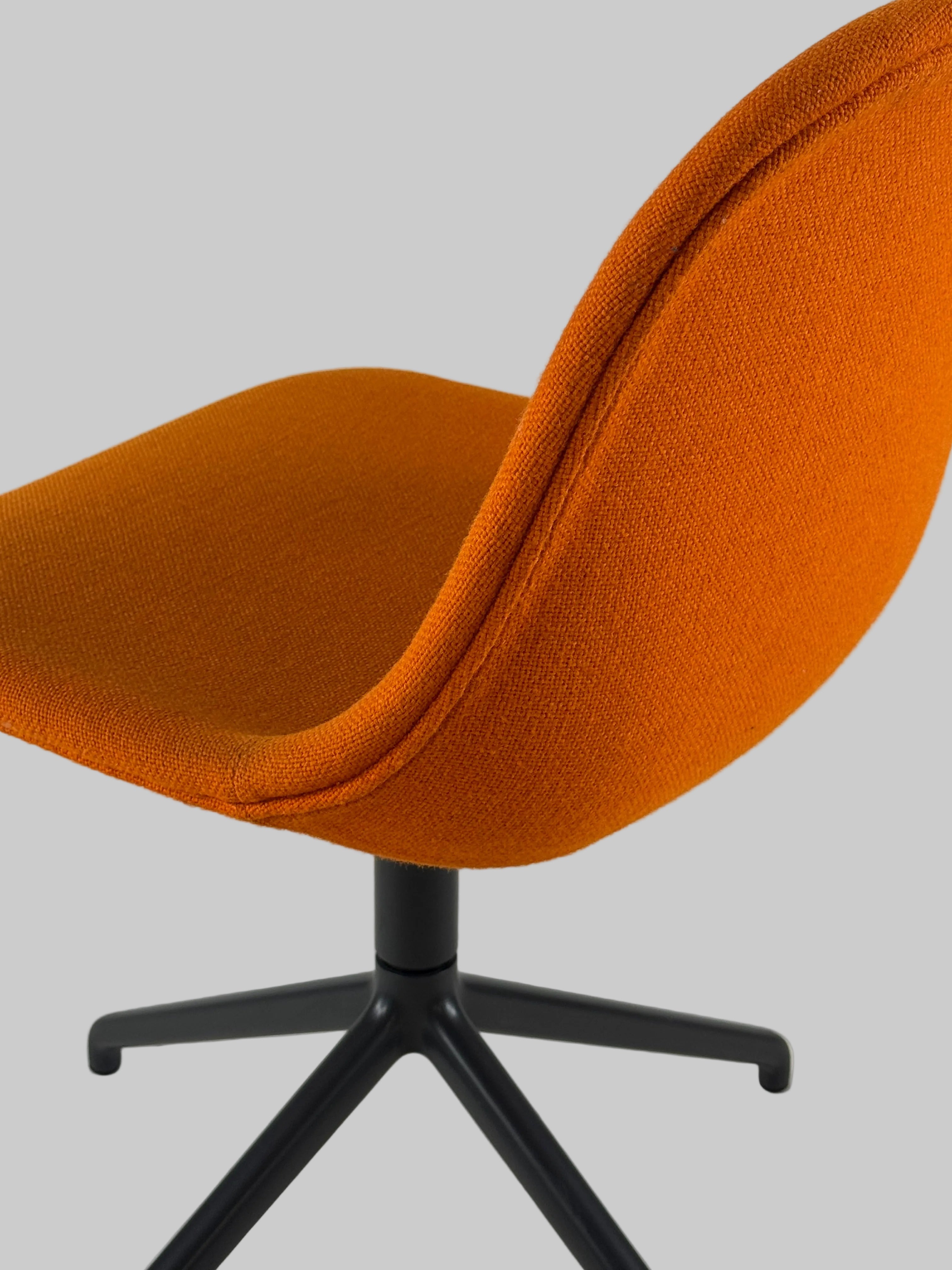 Muuto Fiber Side Stol – Orange/Antracitgrå Stel