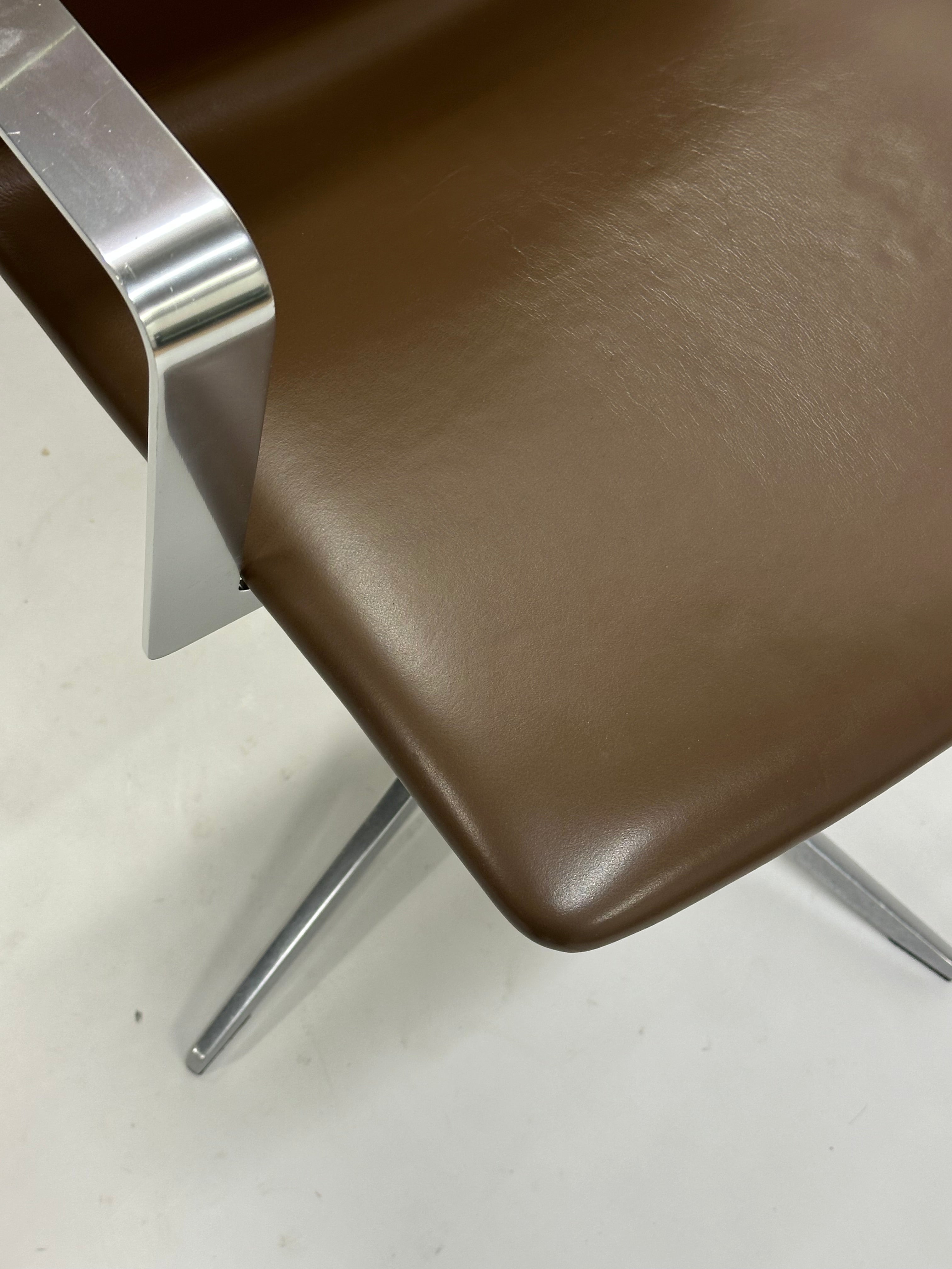 Four Design - 4-Cast® XL Mødestol (Mørkebrun m. krom armlæn)