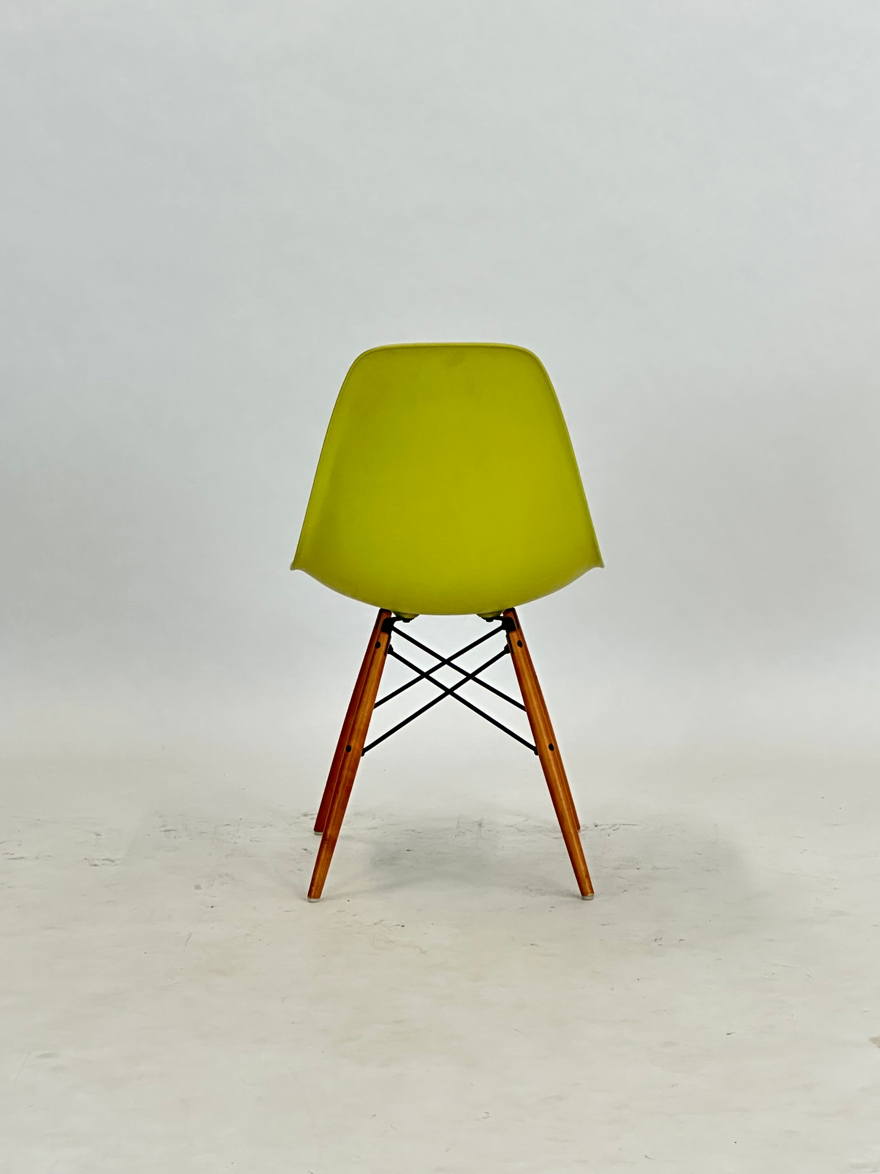 Vitra Eames DSW Stol  (Gul)