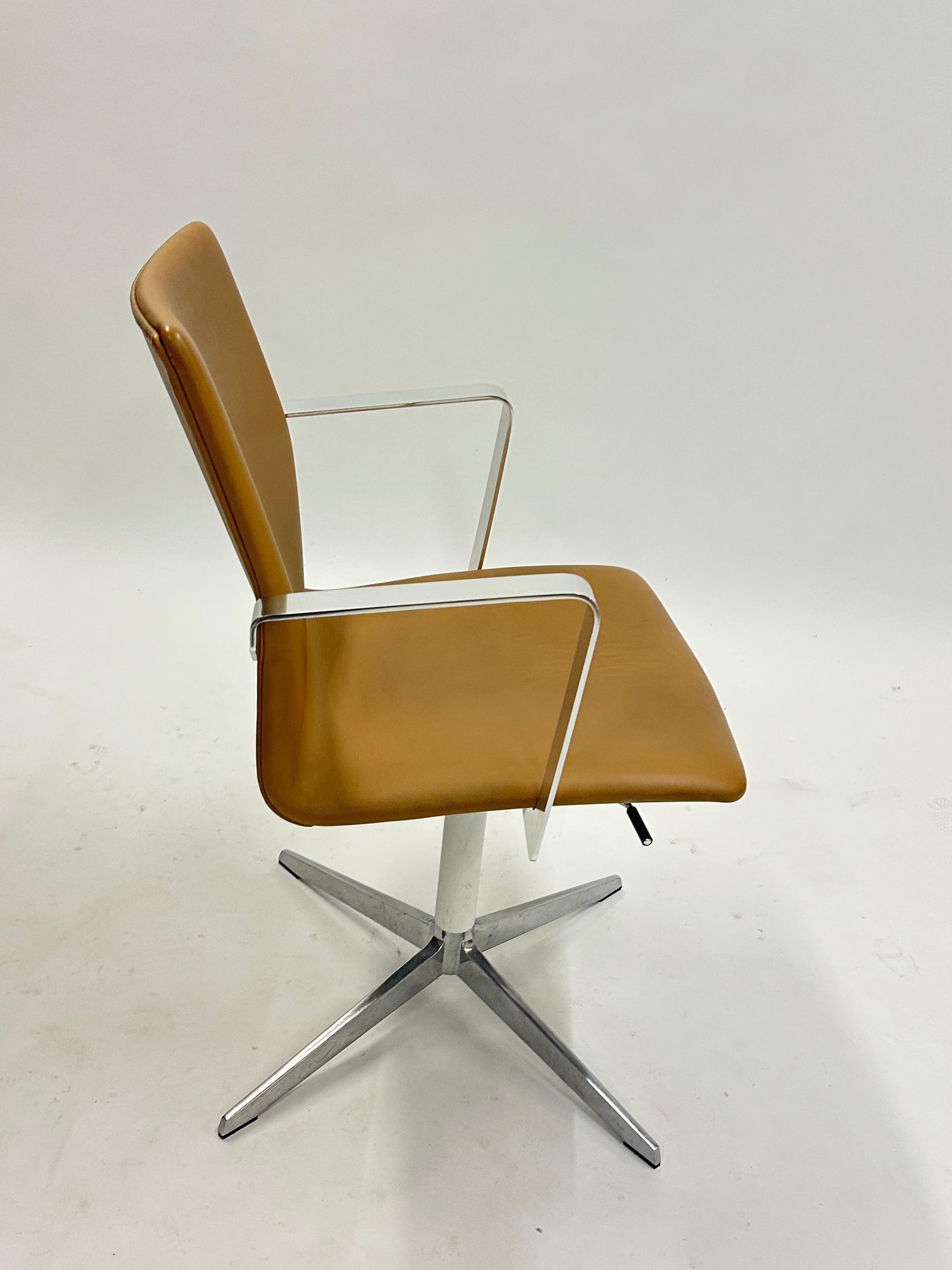 Four Design - 4-Cast® XL Mødestol (Lysebrun m. krom armlæn)