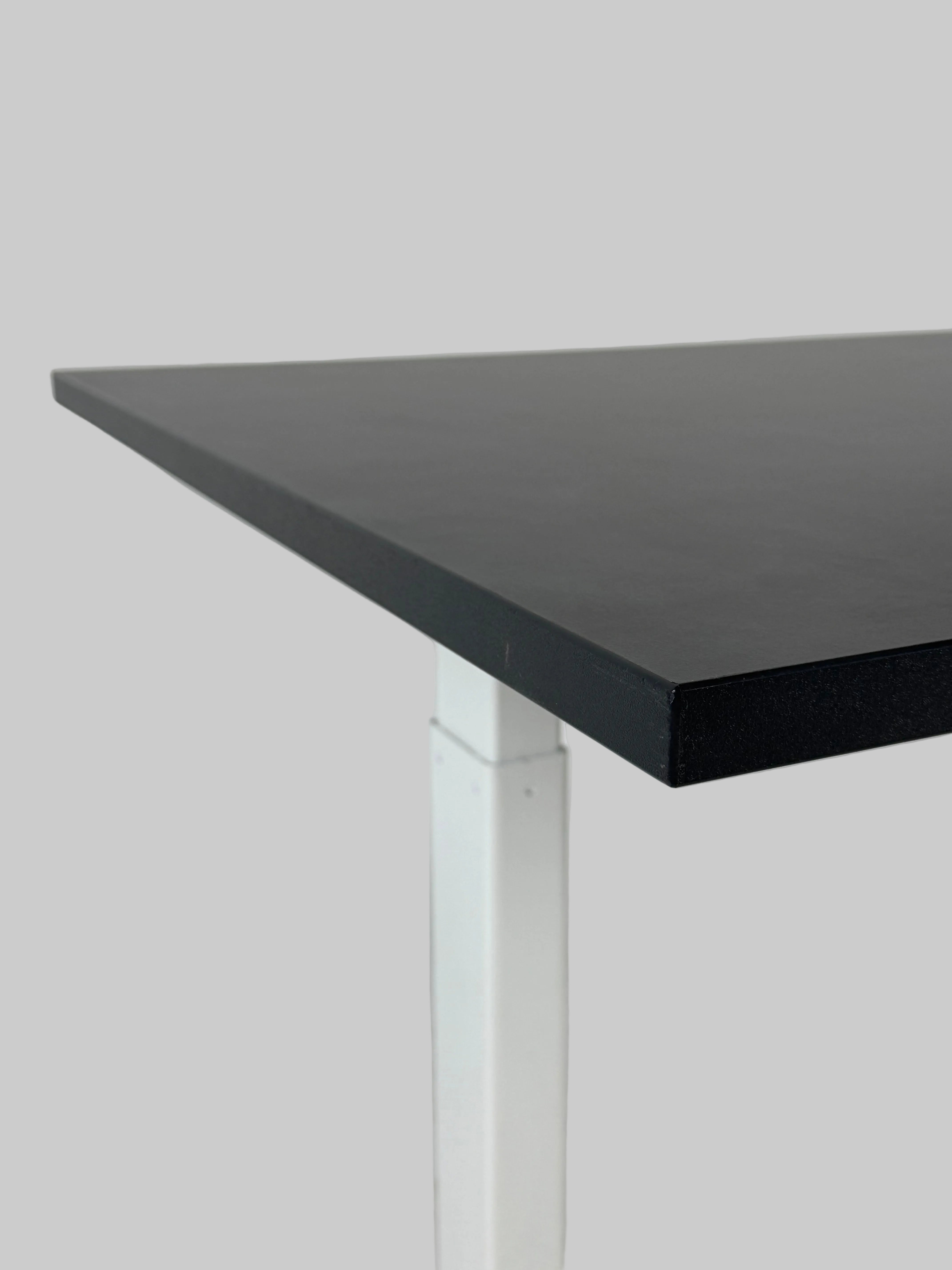 Linak Hæve/sænkebord – Mørkegrå/Hvidt Stel 140x80 cm
