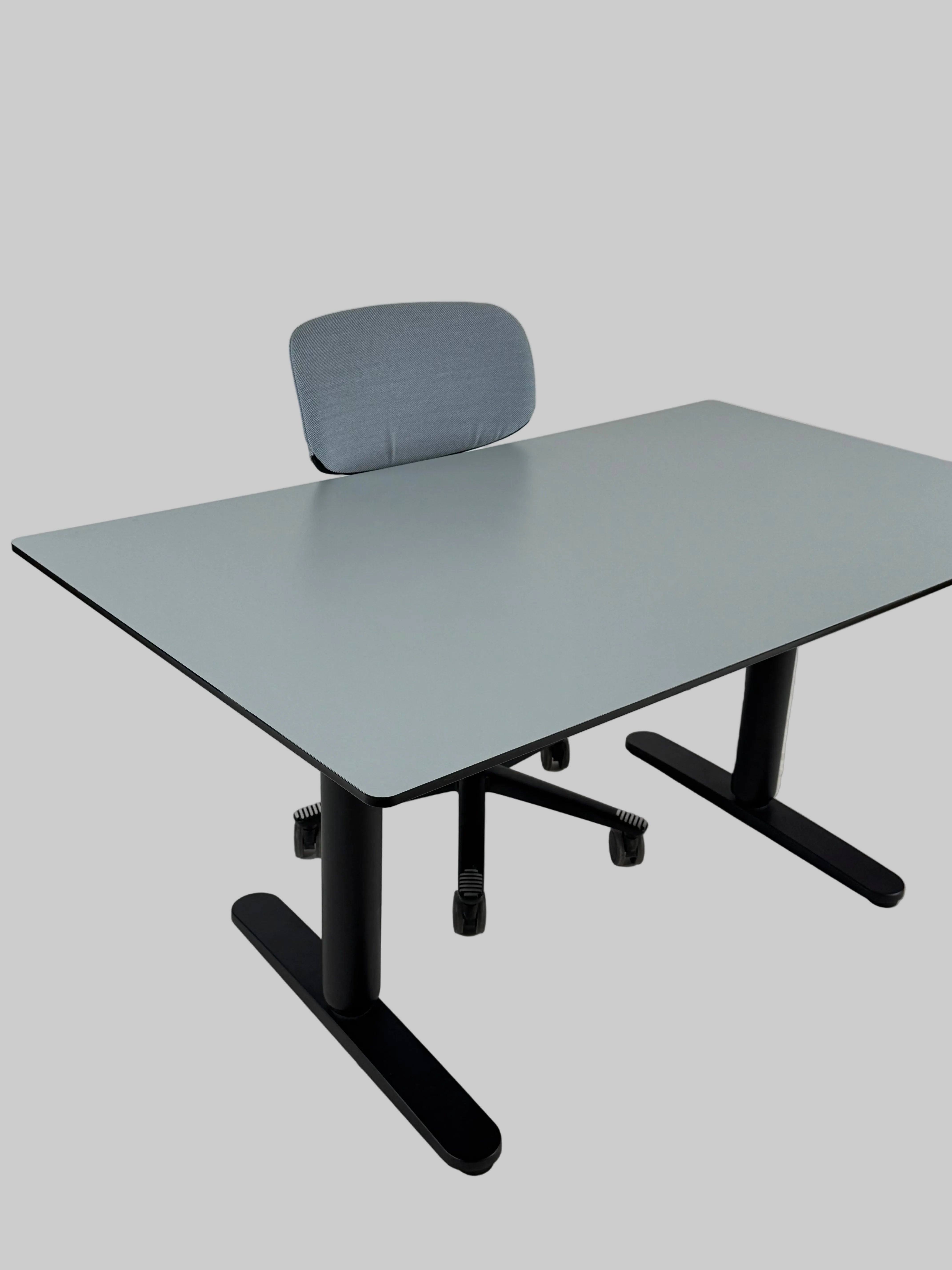Håg Tion Stol + IKEA BEKANT Hæve/sænkebord – Lyseblå/Sort