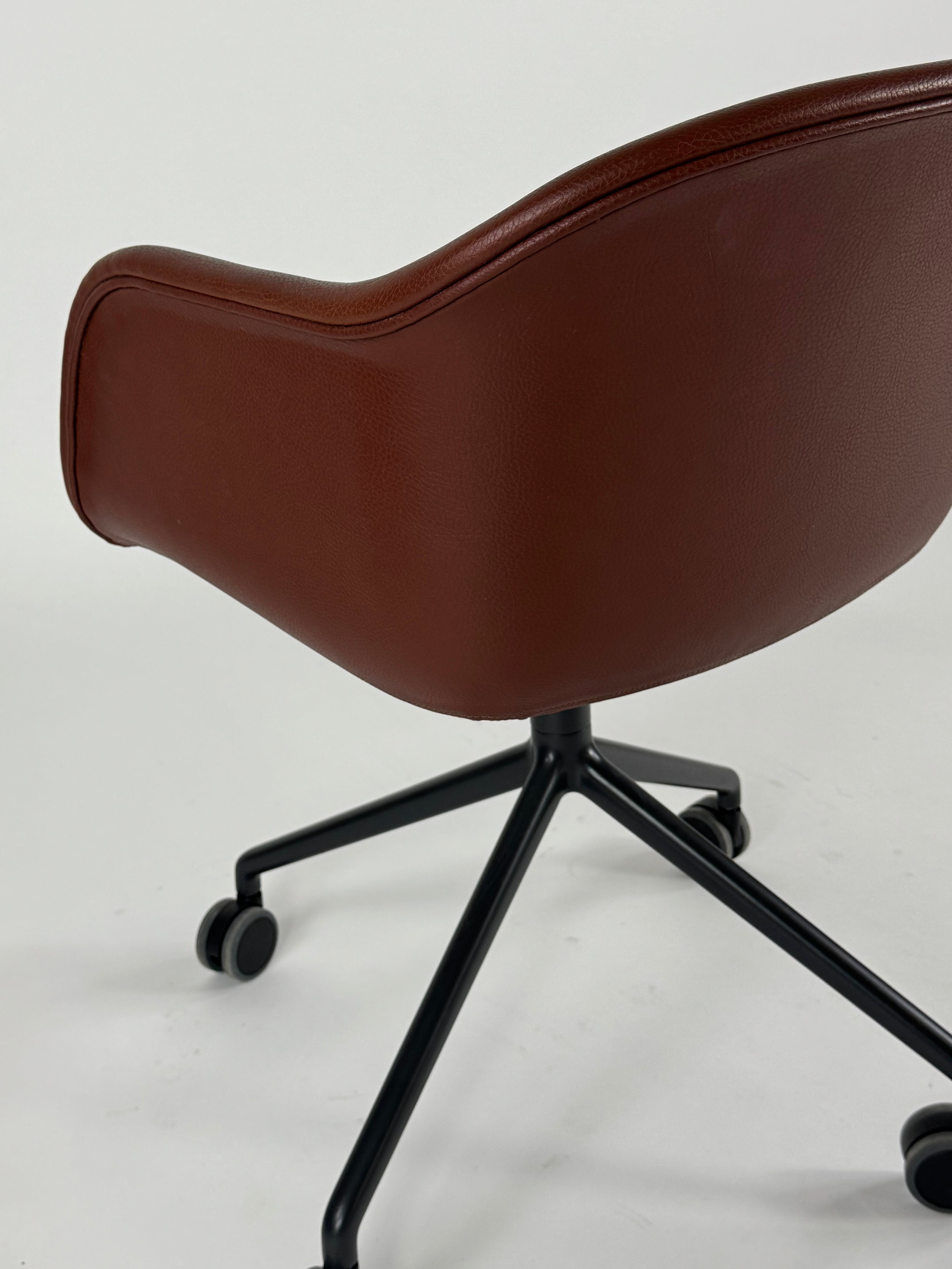 Muuto Fiber Armchair Stol – Brun med Grå Stel Læder