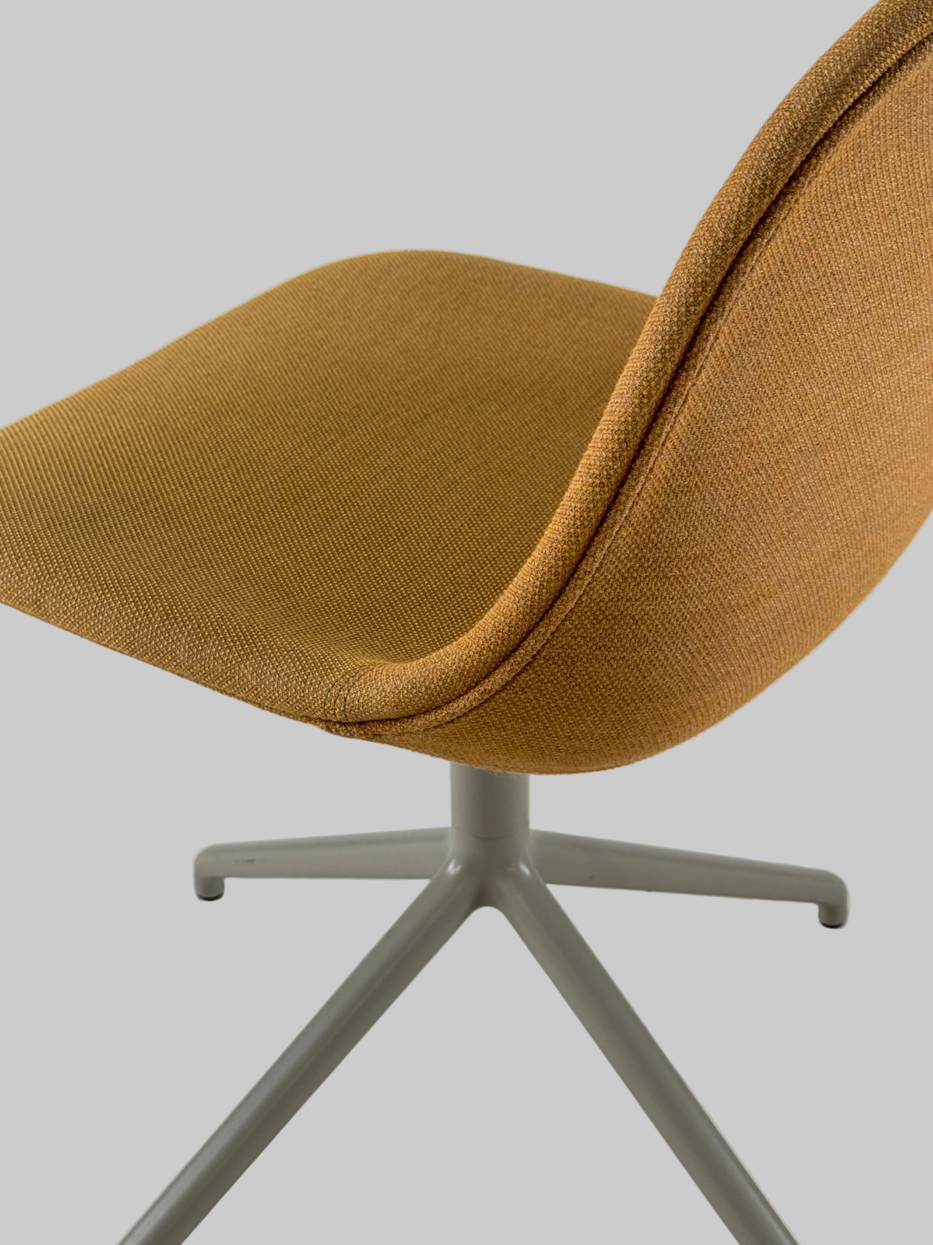 Muuto Fiber Side Stol – Brun/Gråt Stel